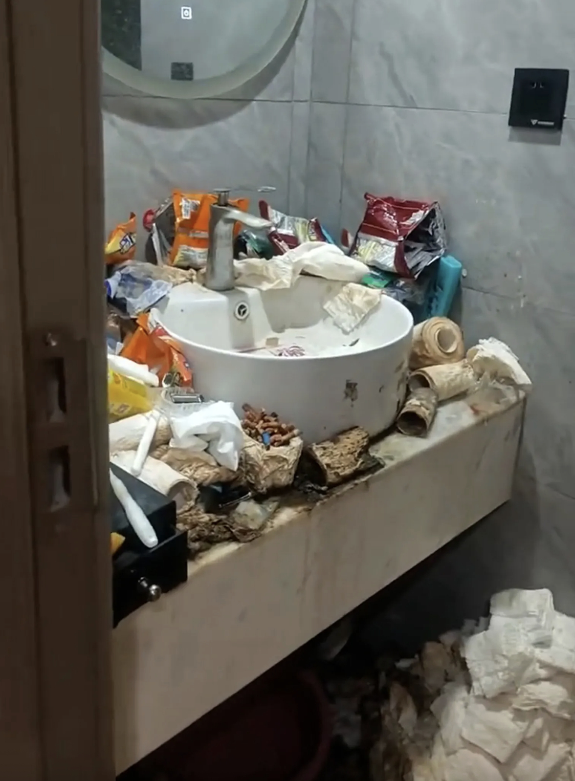 Game thủ thu&ecirc; kh&aacute;ch sạn ở l&igrave; suốt 2 năm, giấy vệ sinh đ&atilde; d&ugrave;ng chất cao như n&uacute;i trong ph&ograve;ng- Ảnh 3.