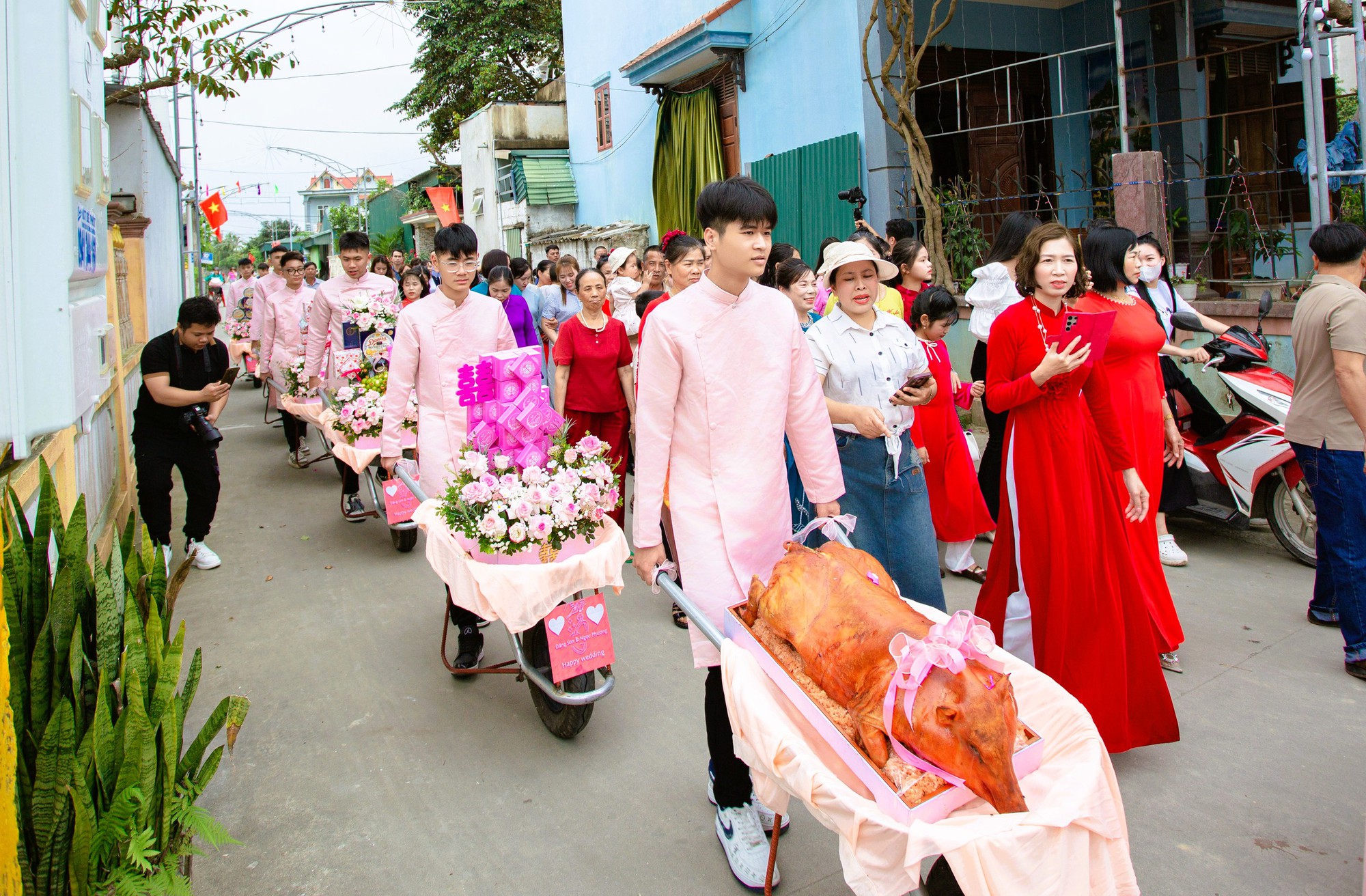 Ch&uacute; rể mang 9 xe r&ugrave;a chở s&iacute;nh lễ đi hỏi vợ- Ảnh 1.