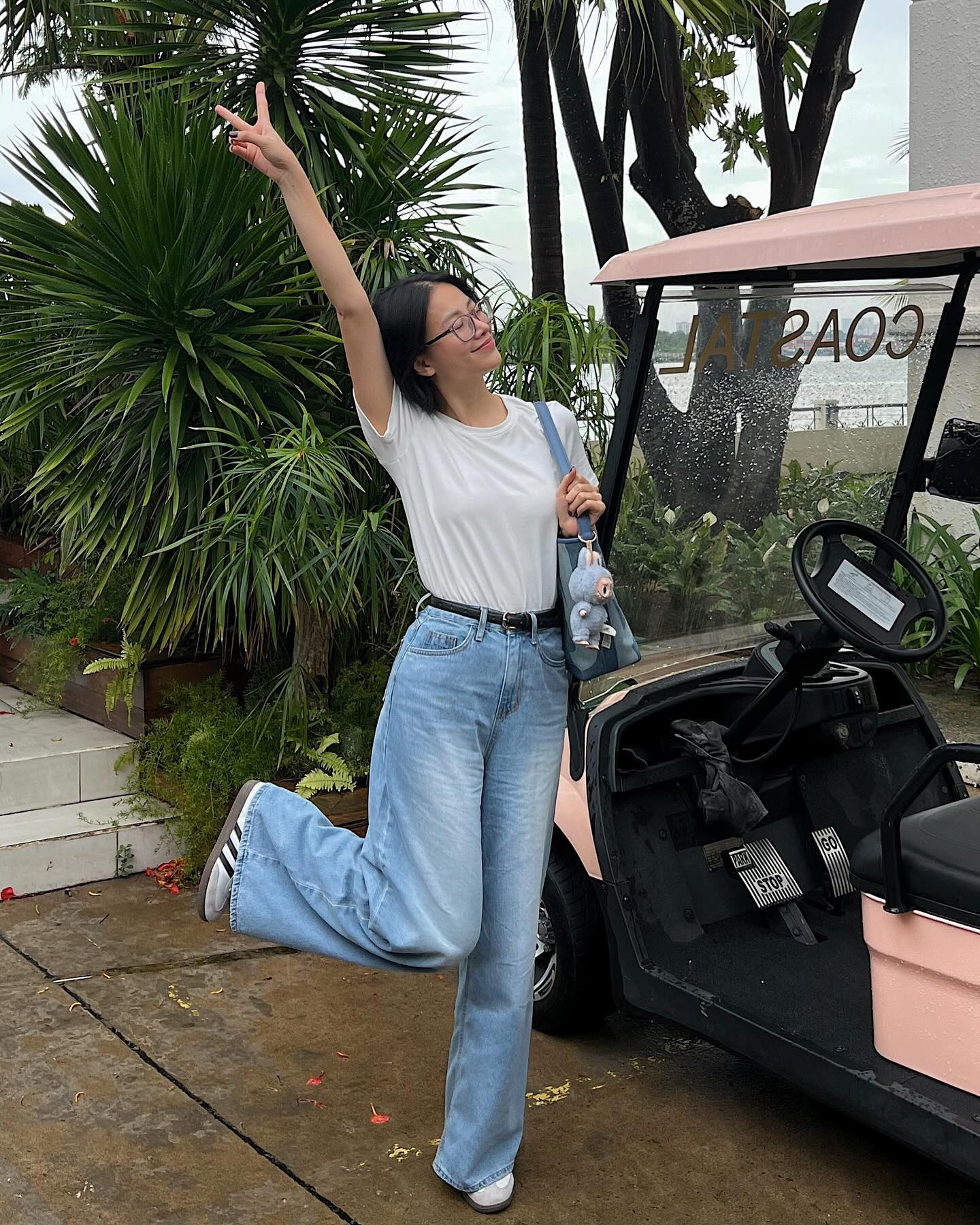 Quần jeans ống rộng l&agrave; item được c&aacute;c mỹ nh&acirc;n Việt mặc nhiều nhất, c&aacute;ch mix đồ cũng v&ocirc; c&ugrave;ng xuất sắc- Ảnh 8.