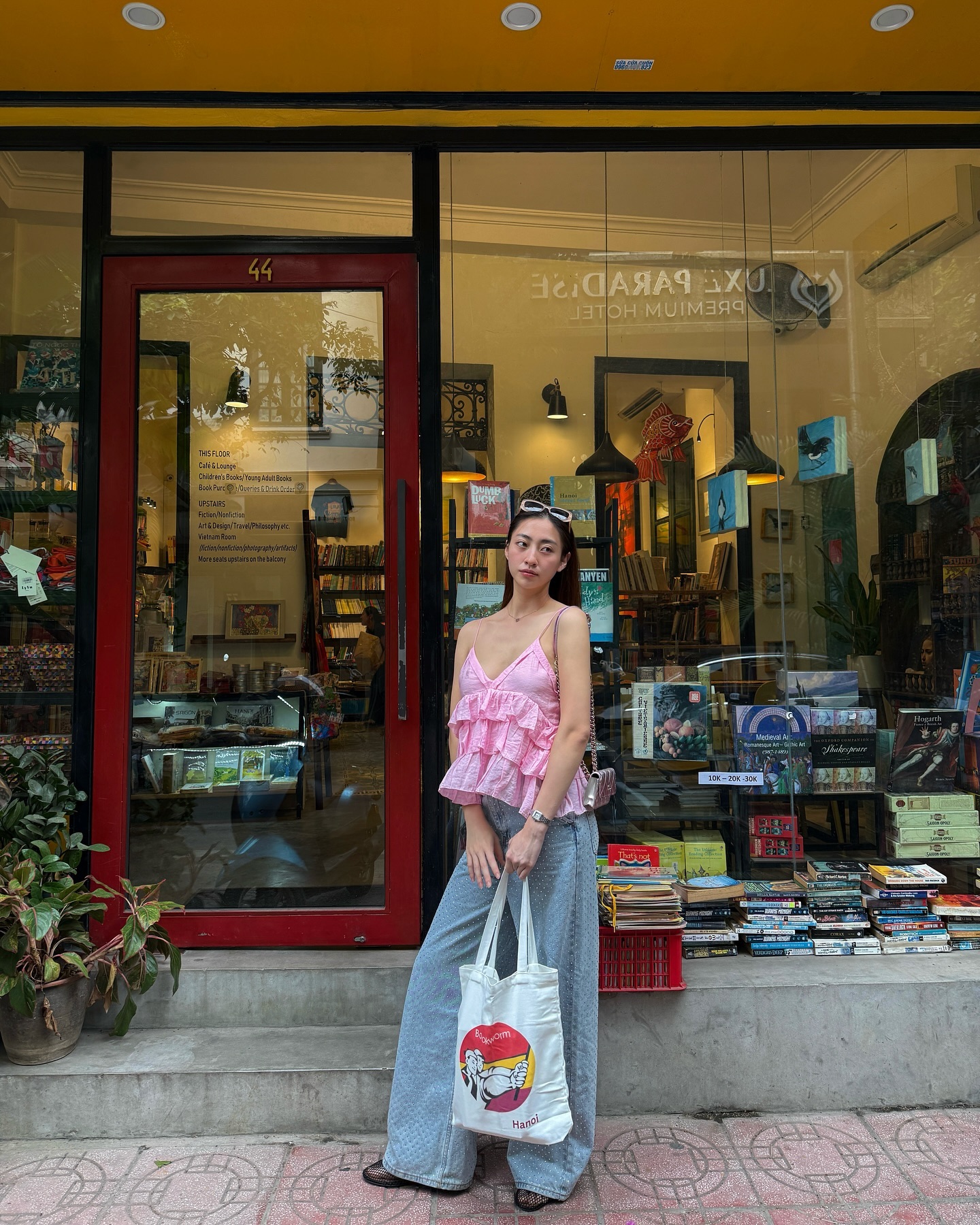 Quần jeans ống rộng l&agrave; item được c&aacute;c mỹ nh&acirc;n Việt mặc nhiều nhất, c&aacute;ch mix đồ cũng v&ocirc; c&ugrave;ng xuất sắc- Ảnh 3.