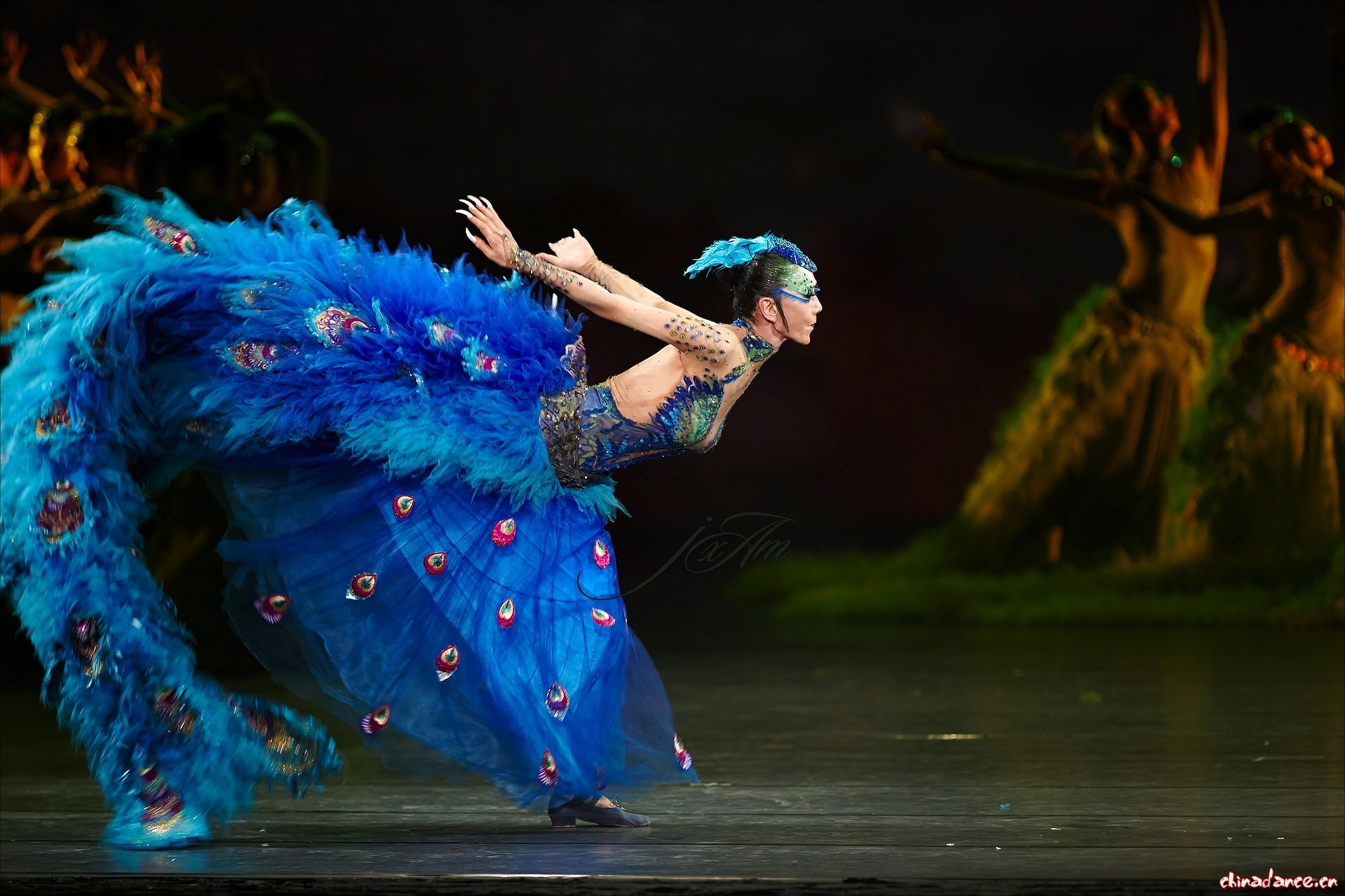 Mỹ nh&acirc;n U70 trẻ đẹp v&ocirc; thực nhờ 30 năm kh&ocirc;ng ăn cơm, m&uacute;a 1 điệu thấy cả giang sơn đại ng&agrave;n- Ảnh 3.