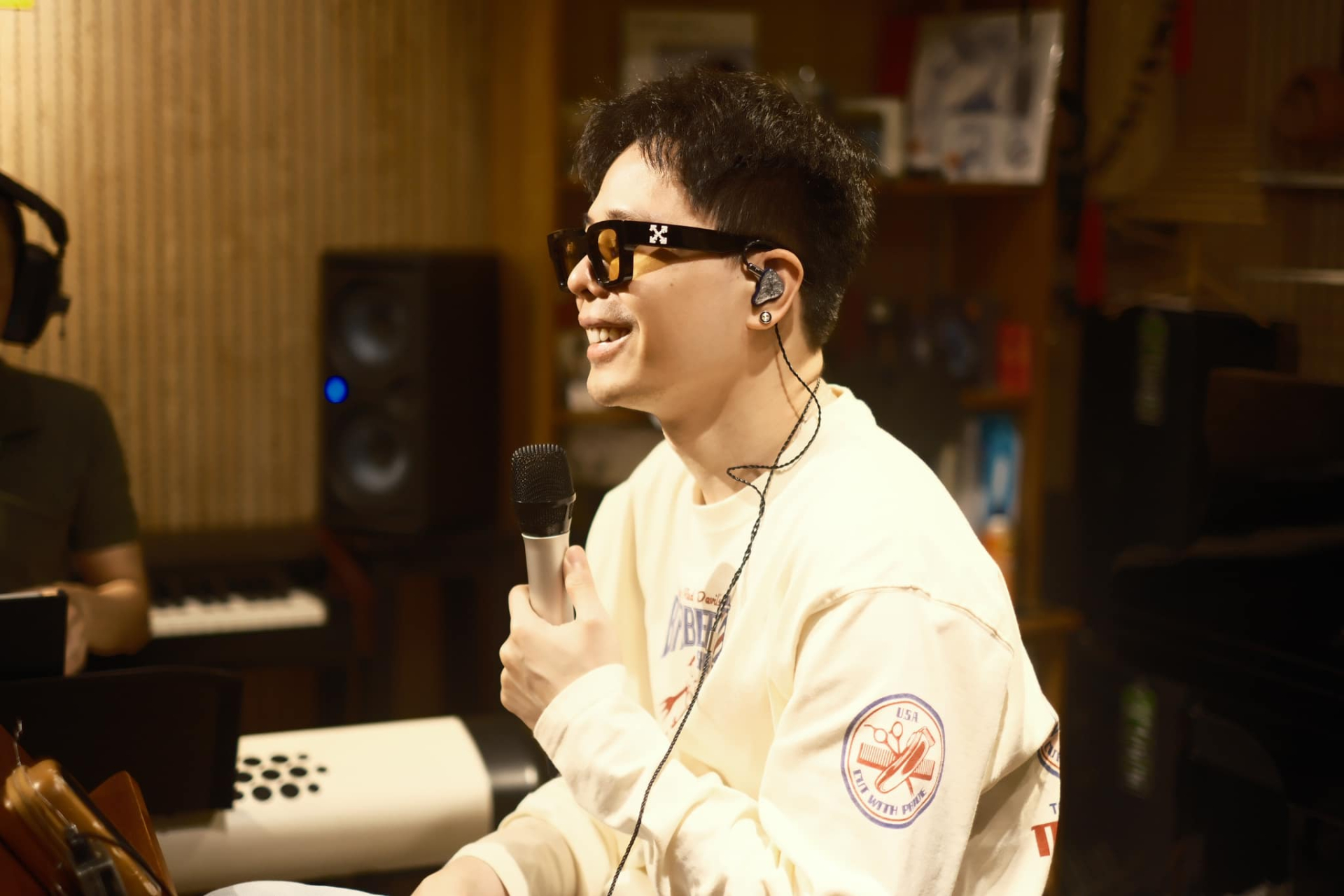 Bạn trai Hoa hậu Thanh Thủy: Sự nghiệp cả rổ hit đếm m&atilde;i kh&ocirc;ng hết, giọng h&aacute;t ảnh hưởng v&igrave; căn bệnh lạ- Ảnh 6.