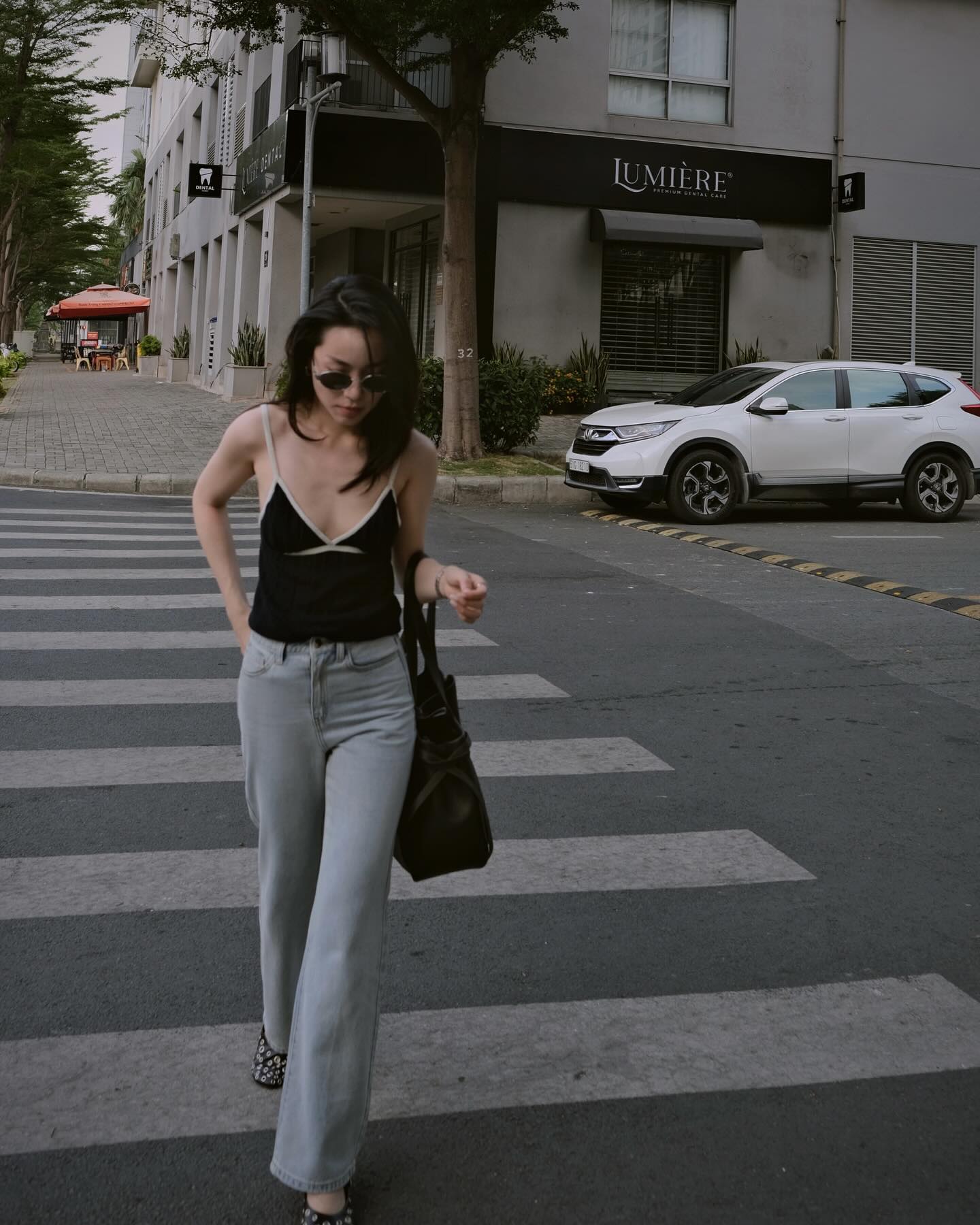 Quần jeans ống rộng l&agrave; item được c&aacute;c mỹ nh&acirc;n Việt mặc nhiều nhất, c&aacute;ch mix đồ cũng v&ocirc; c&ugrave;ng xuất sắc- Ảnh 9.