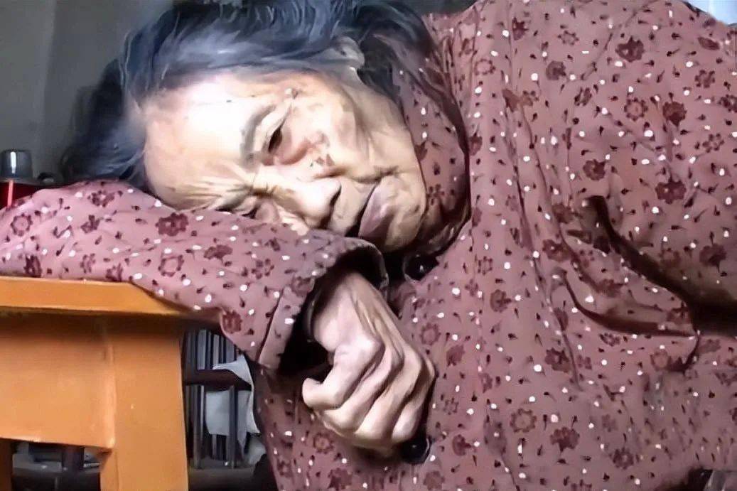 Cụ b&agrave; 91 tuổi ng&atilde; khi đi lấy nước, v&agrave;o viện th&igrave; ph&aacute;t hiện &ldquo;mang thai&rdquo;: B&iacute; mật về "b&agrave;o thai ho&aacute; đ&aacute;"- Ảnh 1.