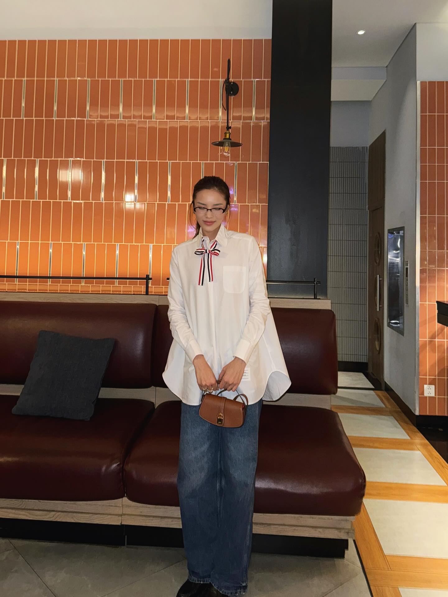 Quần jeans ống rộng l&agrave; item được c&aacute;c mỹ nh&acirc;n Việt mặc nhiều nhất, c&aacute;ch mix đồ cũng v&ocirc; c&ugrave;ng xuất sắc- Ảnh 2.