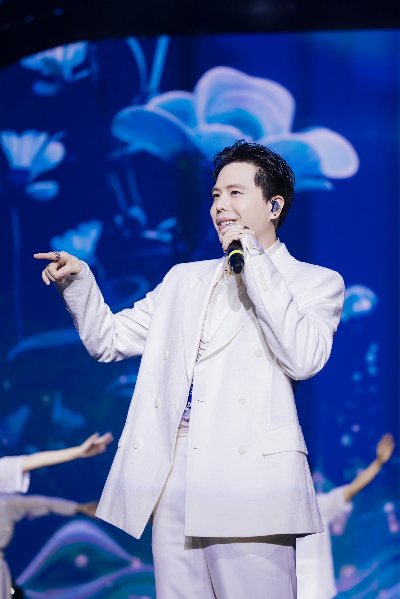 Bạn trai Hoa hậu Thanh Thủy: Sự nghiệp cả rổ hit đếm m&atilde;i kh&ocirc;ng hết, giọng h&aacute;t ảnh hưởng v&igrave; căn bệnh lạ- Ảnh 4.