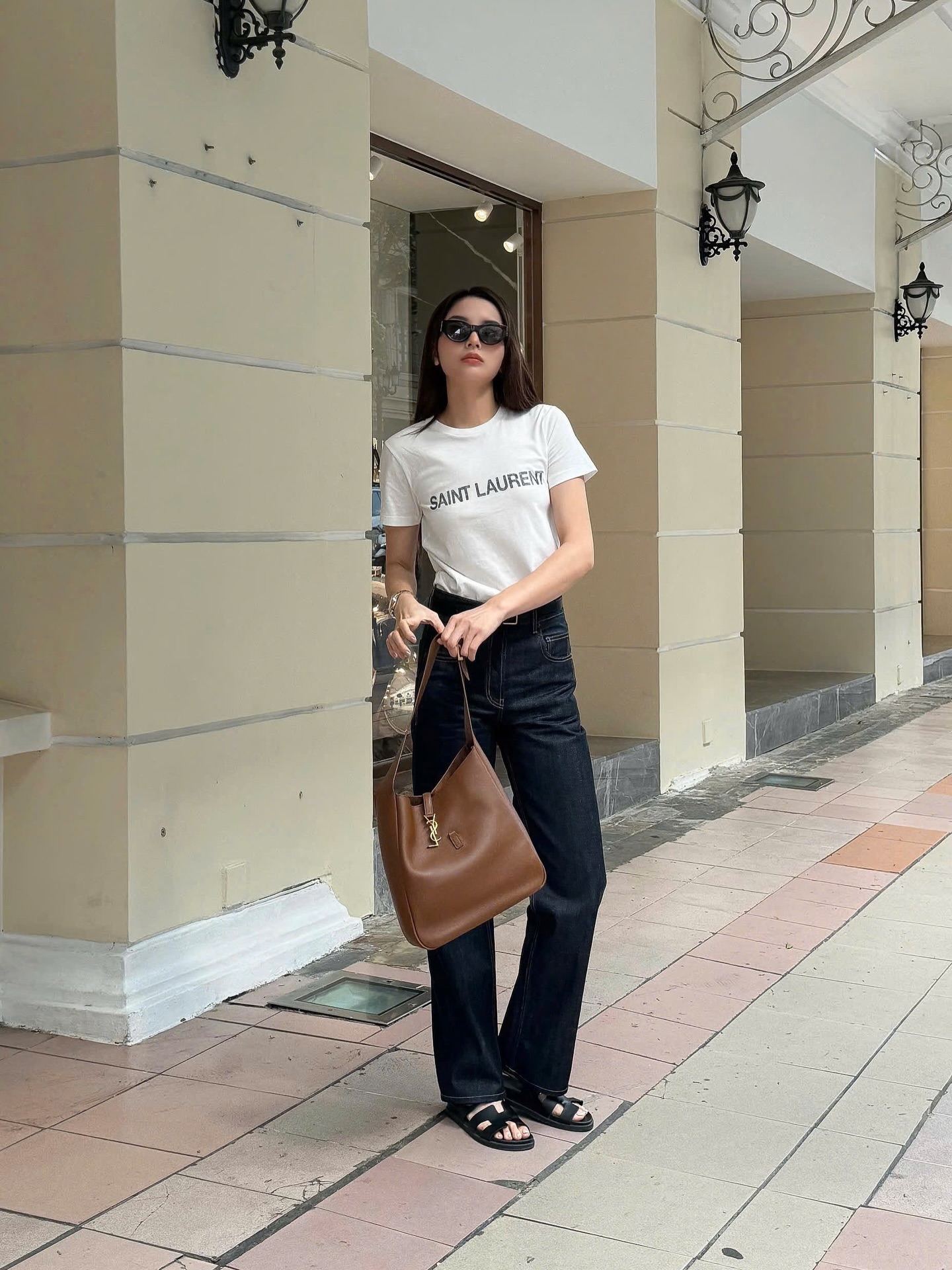 Quần jeans ống rộng l&agrave; item được c&aacute;c mỹ nh&acirc;n Việt mặc nhiều nhất, c&aacute;ch mix đồ cũng v&ocirc; c&ugrave;ng xuất sắc- Ảnh 6.
