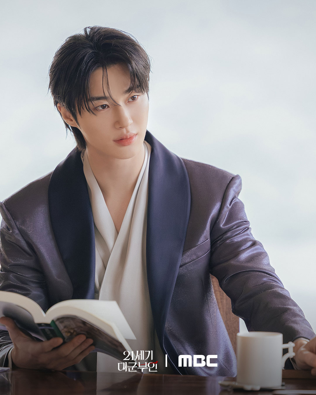 M&agrave;n ảnh H&agrave;n mới c&oacute; 1 ho&agrave;ng tử đẹp như tranh vẽ: Nhan sắc trăm năm c&oacute; một, thần th&aacute;i vương t&ocirc;n qu&yacute; tộc nổi bần bật- Ảnh 3.