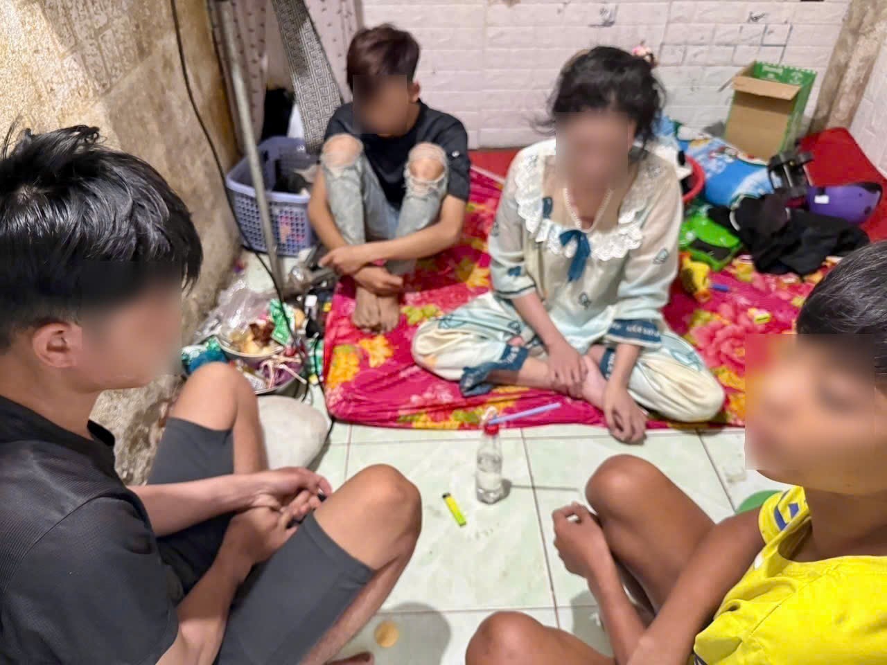 Người đ&agrave;n &ocirc;ng biến ph&ograve;ng ngủ th&agrave;nh "tiệc ma t&uacute;y", rủ cả vợ v&agrave; 2 người ch&aacute;u mới 15 tuổi c&ugrave;ng tham gia "bay lắc"- Ảnh 1.