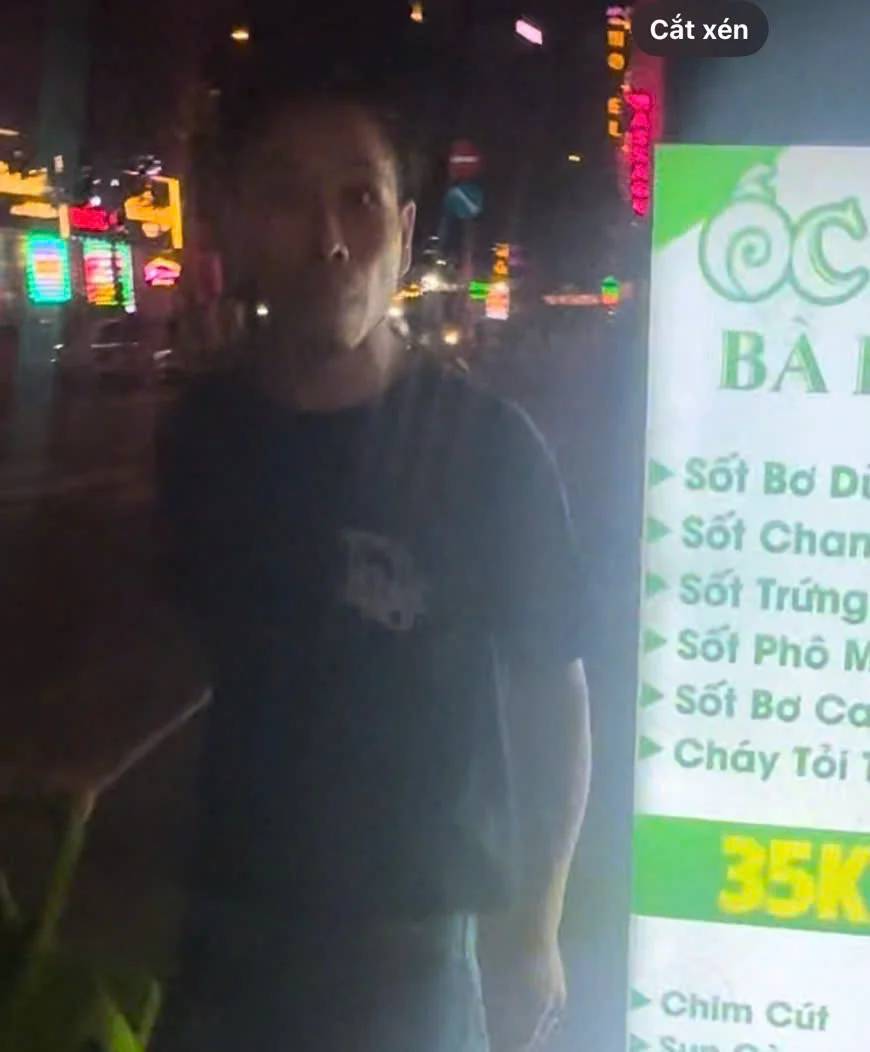 Đang chờ lấy đơn, shipper bị người đ&agrave;n &ocirc;ng cầm ghế đ&aacute;nh tới tấp trước qu&aacute;n ốc ở TP.HCM- Ảnh 1.