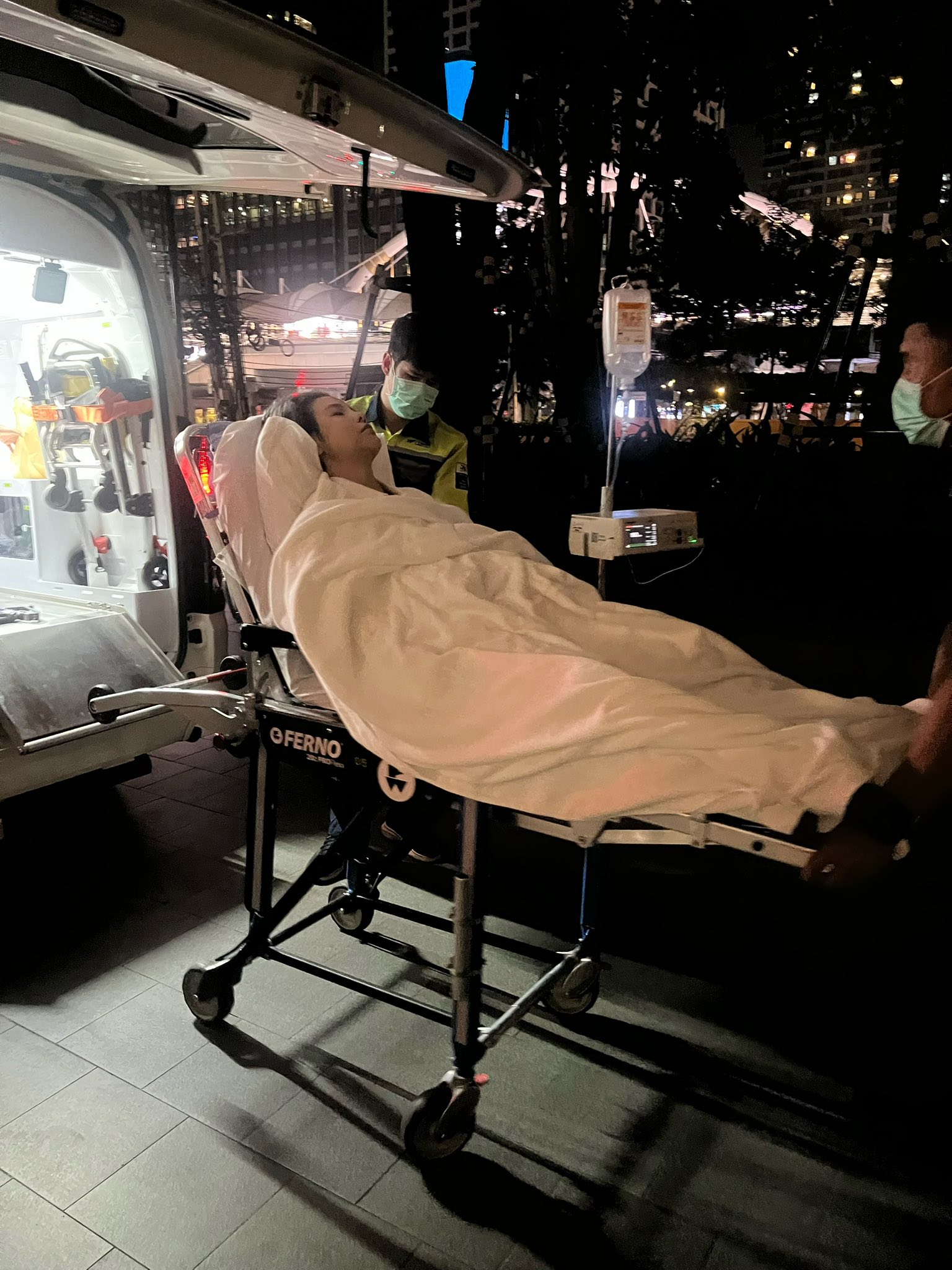 Ca sĩ Vbiz đăng ảnh nhập viện cấp cứu, th&ocirc;ng b&aacute;o 1 điều quan trọng- Ảnh 1.