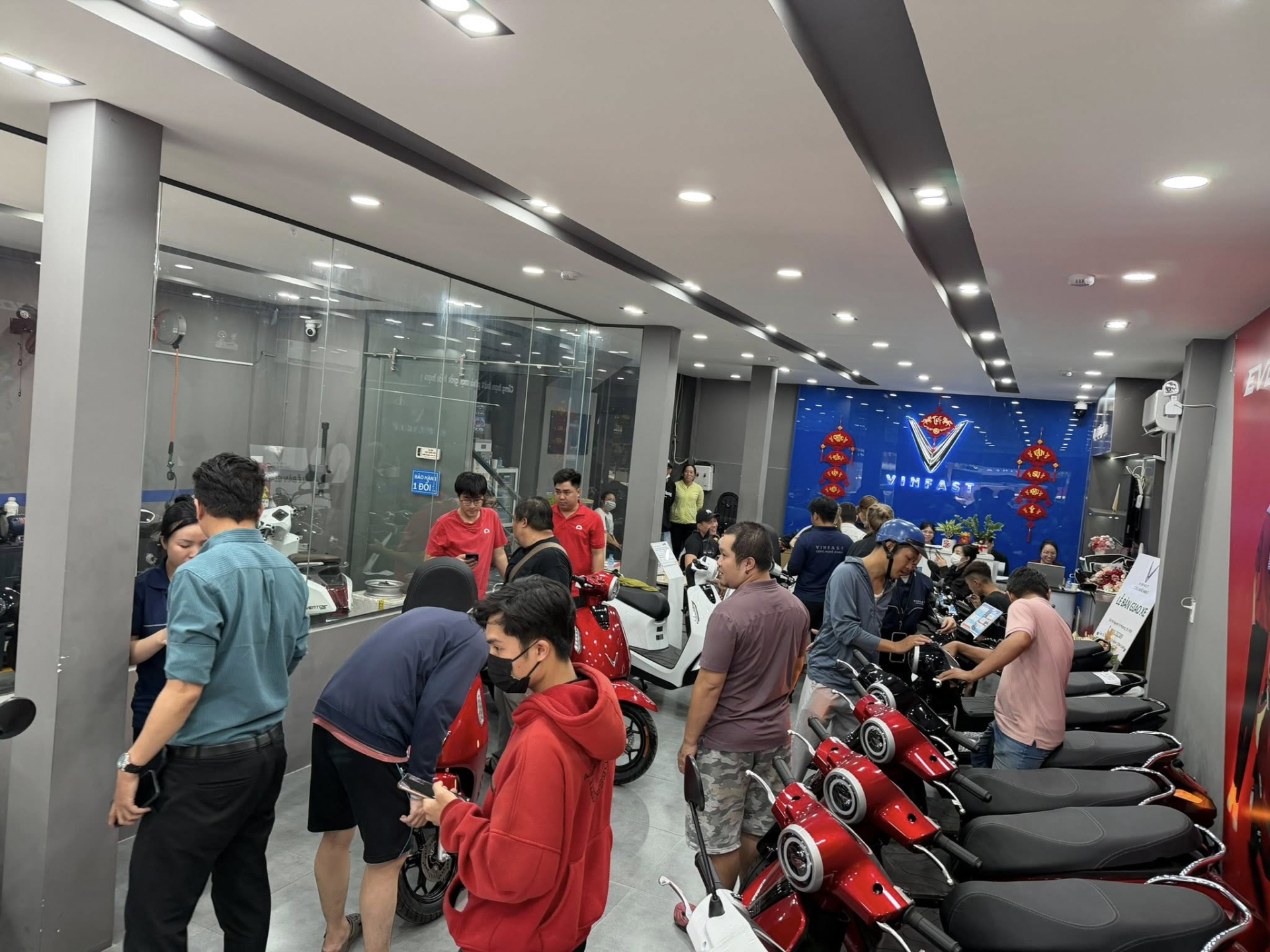 Người Việt đổ x&ocirc; đi mua xe m&aacute;y điện, nhiều đại l&yacute; th&ocirc;ng b&aacute;o "ch&aacute;y h&agrave;ng"- Ảnh 1.