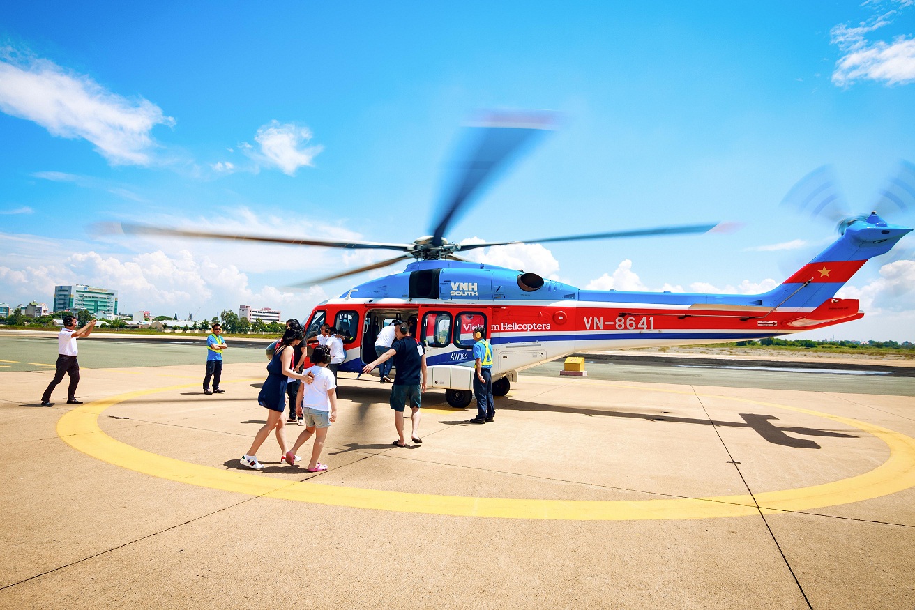Chuyến bay trực thăng v&ograve;ng quanh TP.HCM c&oacute; gi&aacute; l&ecirc;n tới 18 triệu/người: Trải nghiệm c&oacute; 1-0-2 ngắm trọn rừng ngập mặn đến cung đường biển- Ảnh 1.