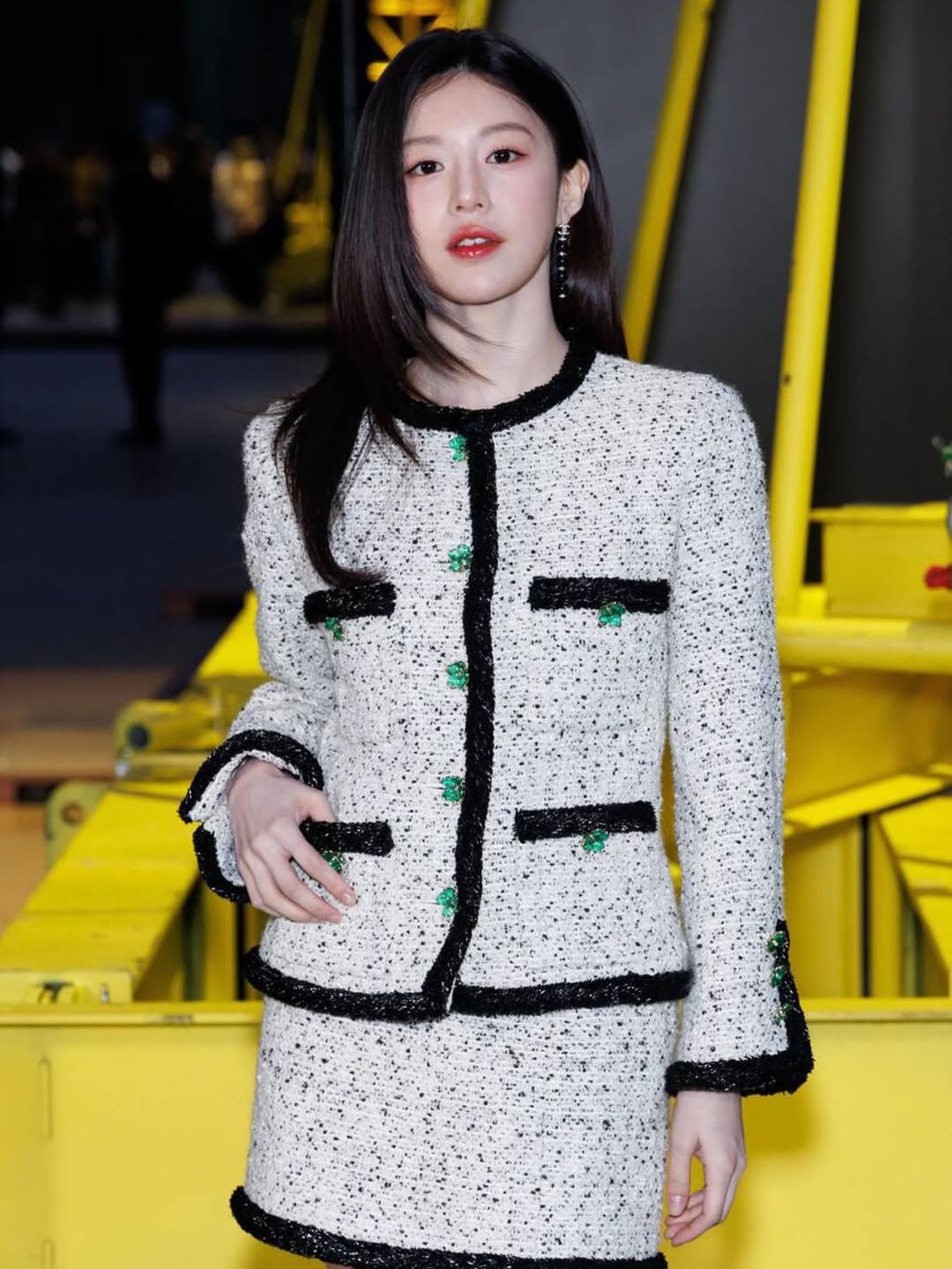 &ldquo;Nữ thần dao k&eacute;o đẹp hơn Song Hye Kyo&rdquo; g&acirc;y b&agrave;n t&aacute;n v&igrave; quấn chăn ở Paris Fashion Week- Ảnh 2.