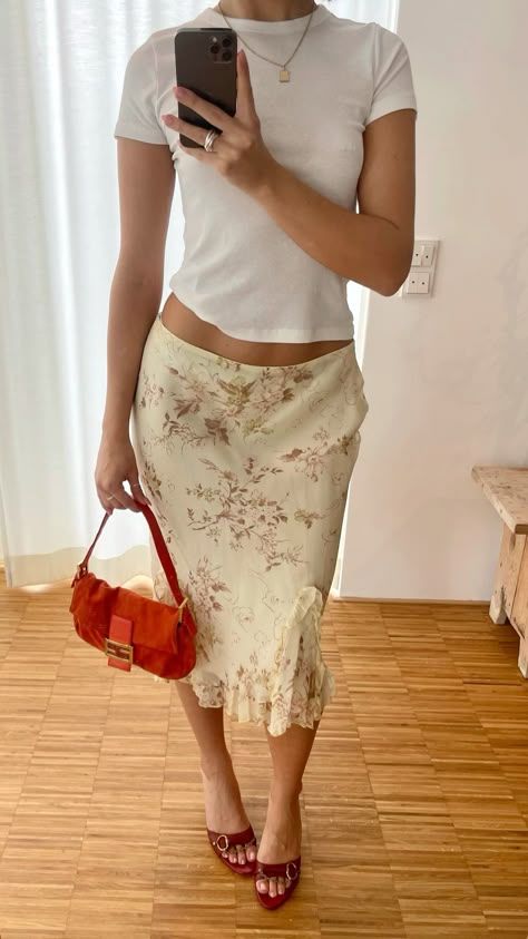 Hội mặc đẹp nhất thế giới b&igrave;nh chọn "chiếc v&aacute;y s&agrave;nh điệu nhất h&egrave;": N&agrave;ng n&agrave;o chưa sắm th&igrave; sống chậm qu&aacute;- Ảnh 10.