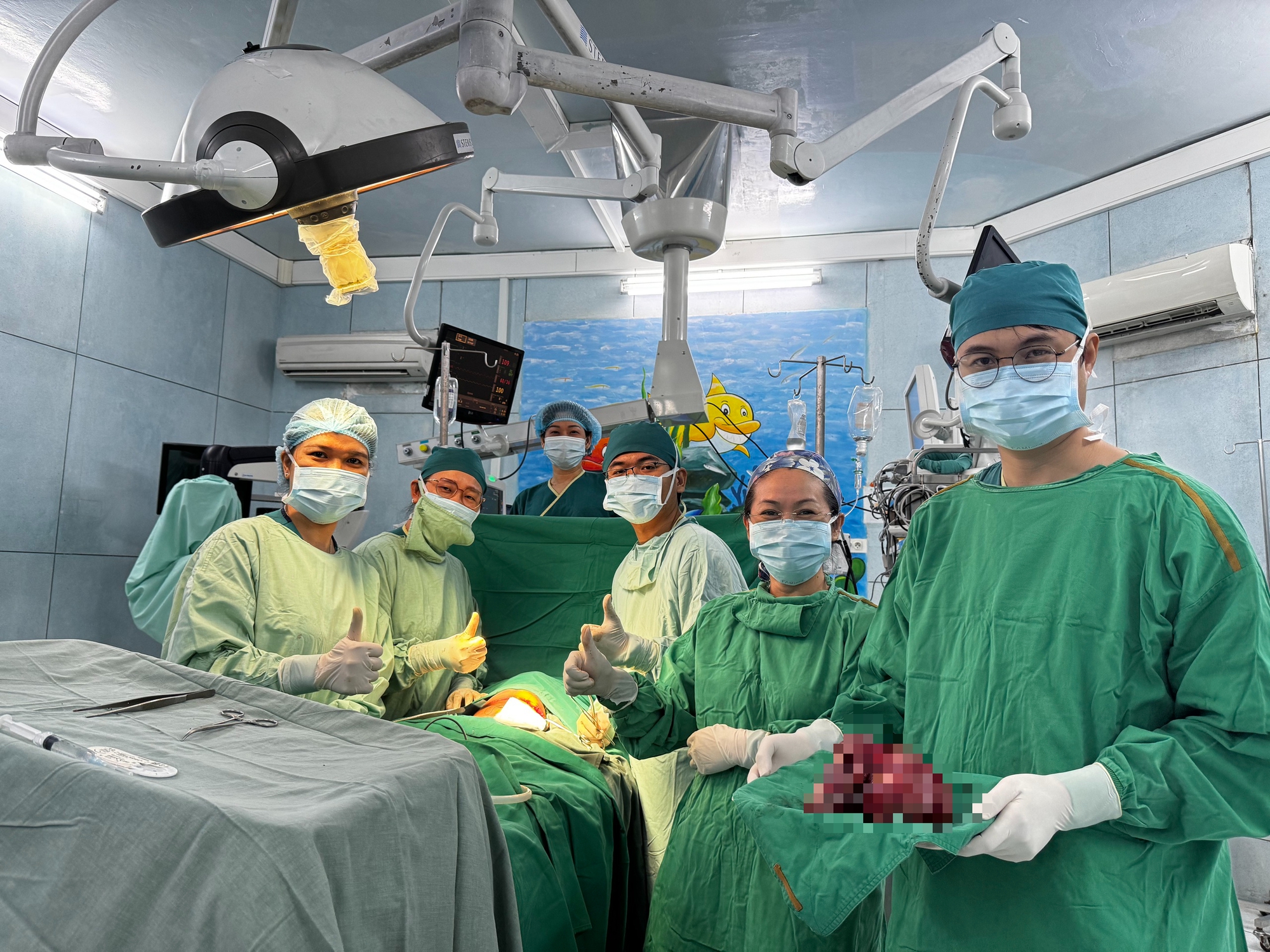 5 giờ phẫu thuật lấy khối u qu&aacute;i nặng 1,3 kg- Ảnh 1.