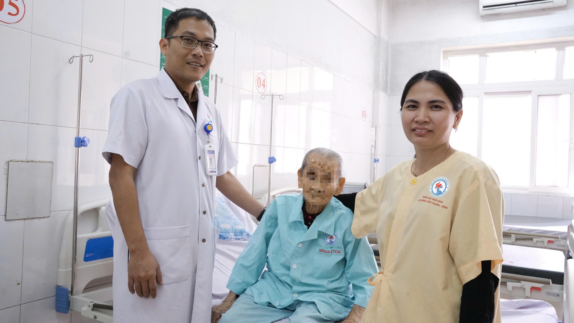 Bệnh nh&acirc;n 106 tuổi được thay khớp h&aacute;ng th&agrave;nh c&ocirc;ng- Ảnh 1.