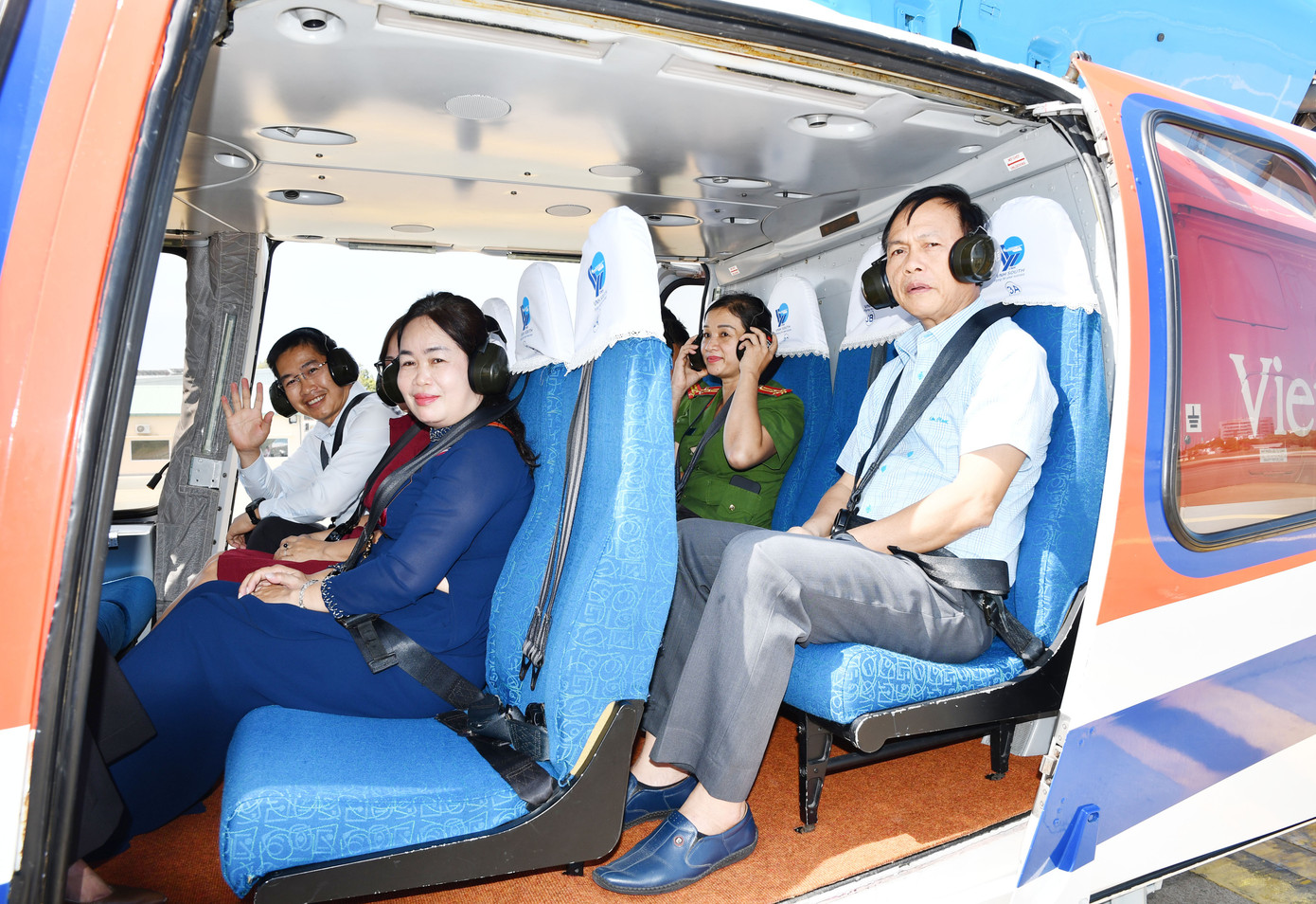 Gần 19 triệu đồng bay trực thăng ngắm TPHCM 1 tiếng- Ảnh 1.