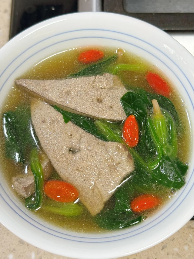 Phụ nữ sau 25 tuổi đừng tiếc c&ocirc;ng nấu b&aacute;t canh n&agrave;y: Bổ m&aacute;u, s&aacute;ng mắt, da dẻ hồng h&agrave;o bất ngờ!- Ảnh 1.