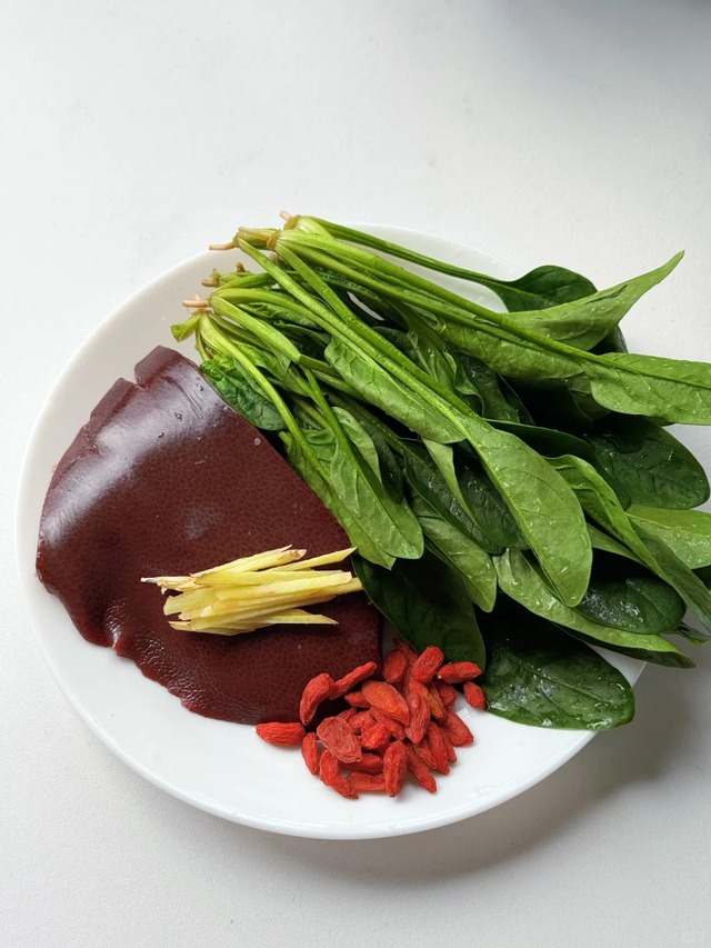 Phụ nữ sau 25 tuổi đừng tiếc c&ocirc;ng nấu b&aacute;t canh n&agrave;y: Bổ m&aacute;u, s&aacute;ng mắt, da dẻ hồng h&agrave;o bất ngờ!- Ảnh 2.