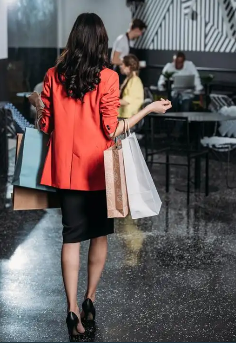 Nh&acirc;n vi&ecirc;n hợp đồng nhưng ti&ecirc;u tiền như triệu ph&uacute;, bị 51 người tố c&oacute; lừa đảo chiếm đoạt 52 tỷ đồng mua nh&agrave; t&aacute;i định cư- Ảnh 2.