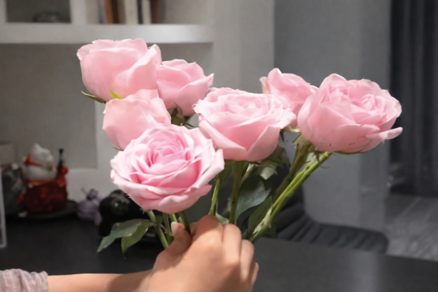 B&eacute; g&aacute;i bỏ 190k mua hoa tặng mẹ, người cha đ&ugrave;ng đ&ugrave;ng l&agrave;m loạn tiệm hoa rồi bị cảnh s&aacute;t bắt đi- Ảnh 1.