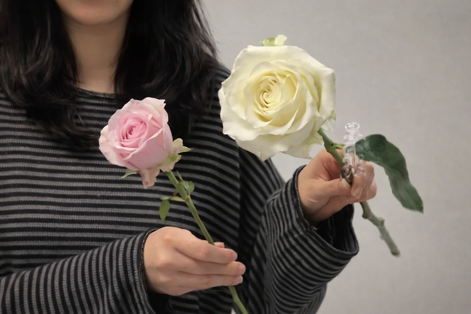 B&eacute; g&aacute;i bỏ 190k mua hoa tặng mẹ, người cha đ&ugrave;ng đ&ugrave;ng l&agrave;m loạn tiệm hoa rồi bị cảnh s&aacute;t bắt đi- Ảnh 2.