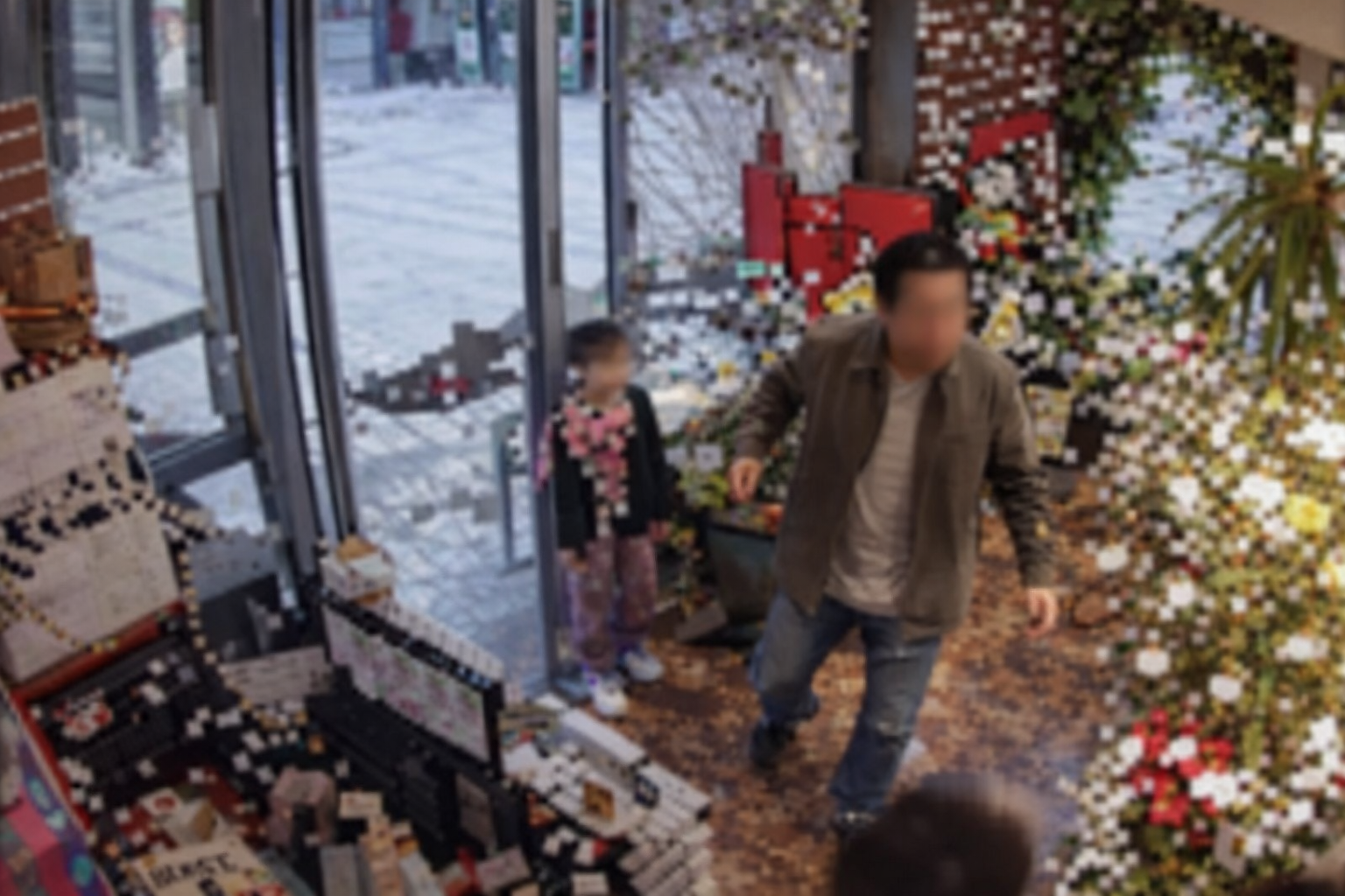 B&eacute; g&aacute;i bỏ 190k mua hoa tặng mẹ, người cha đ&ugrave;ng đ&ugrave;ng l&agrave;m loạn tiệm hoa rồi bị cảnh s&aacute;t bắt đi- Ảnh 4.