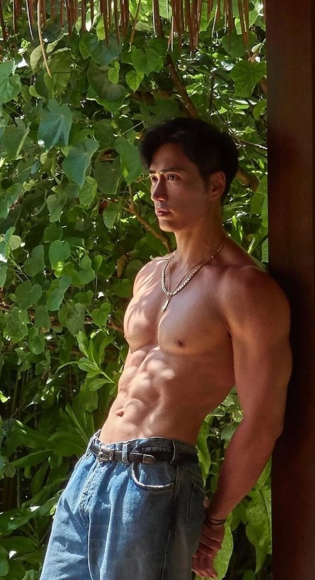 Cụ &ocirc;ng 60 tuổi g&acirc;y sốt MXH với vẻ ngo&agrave;i đẹp như nam thần, th&acirc;n h&igrave;nh lực sĩ- Ảnh 4.