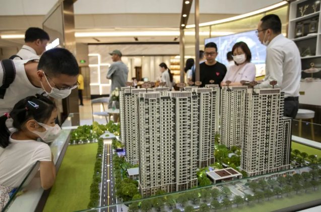 Nh&acirc;n vi&ecirc;n hợp đồng nhưng ti&ecirc;u tiền như triệu ph&uacute;, bị 51 người tố c&oacute; lừa đảo chiếm đoạt 52 tỷ đồng mua nh&agrave; t&aacute;i định cư- Ảnh 1.