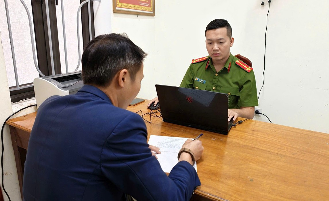 Gi&aacute;m đốc doanh nghiệp ngang nhi&ecirc;n dừng xe giữa đường, d&ugrave;ng gậy &ldquo;t&aacute;c động&rdquo; v&agrave;o ch&acirc;n người đi xe m&aacute;y- Ảnh 1.