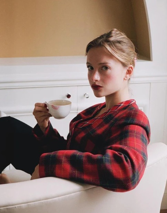 Giữa biển người ch&acirc;u &Acirc;u cao chuẩn mẫu, c&ocirc; n&agrave;ng Paris chỉ cao 1m55 vẫn chiếm spotlight: Mặc đẹp qu&ecirc;n sầu, gần 600.000 người ấn follow- Ảnh 3.