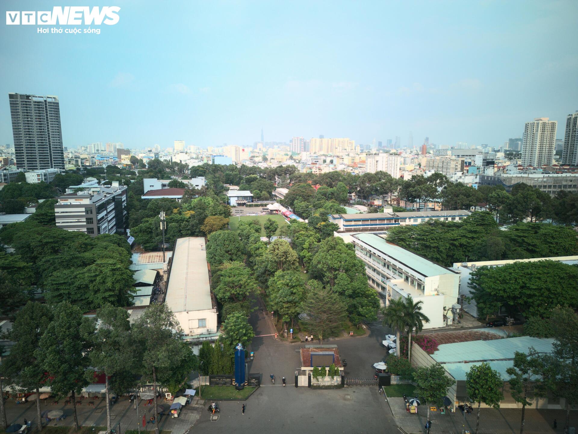 To&agrave;n cảnh trường Đại học B&aacute;ch khoa giữa "đất v&agrave;ng" TP.HCM- Ảnh 2.