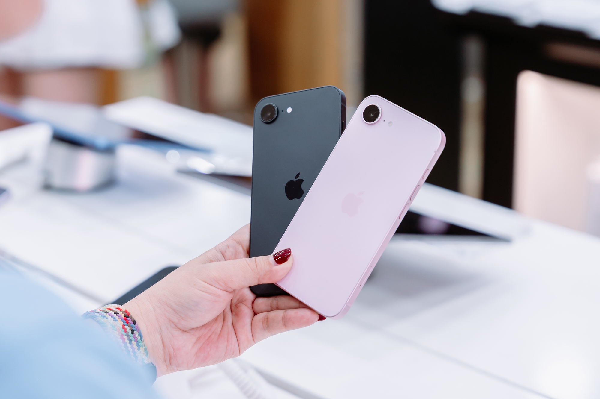 iPhone 17e mở b&aacute;n tại Việt Nam, gi&aacute; từ 17,9 triệu đồng- Ảnh 1.