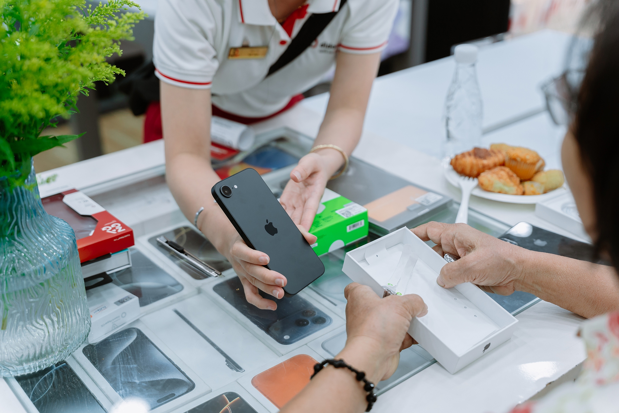 iPhone 17e mở b&aacute;n tại Việt Nam, gi&aacute; từ 17,9 triệu đồng- Ảnh 3.