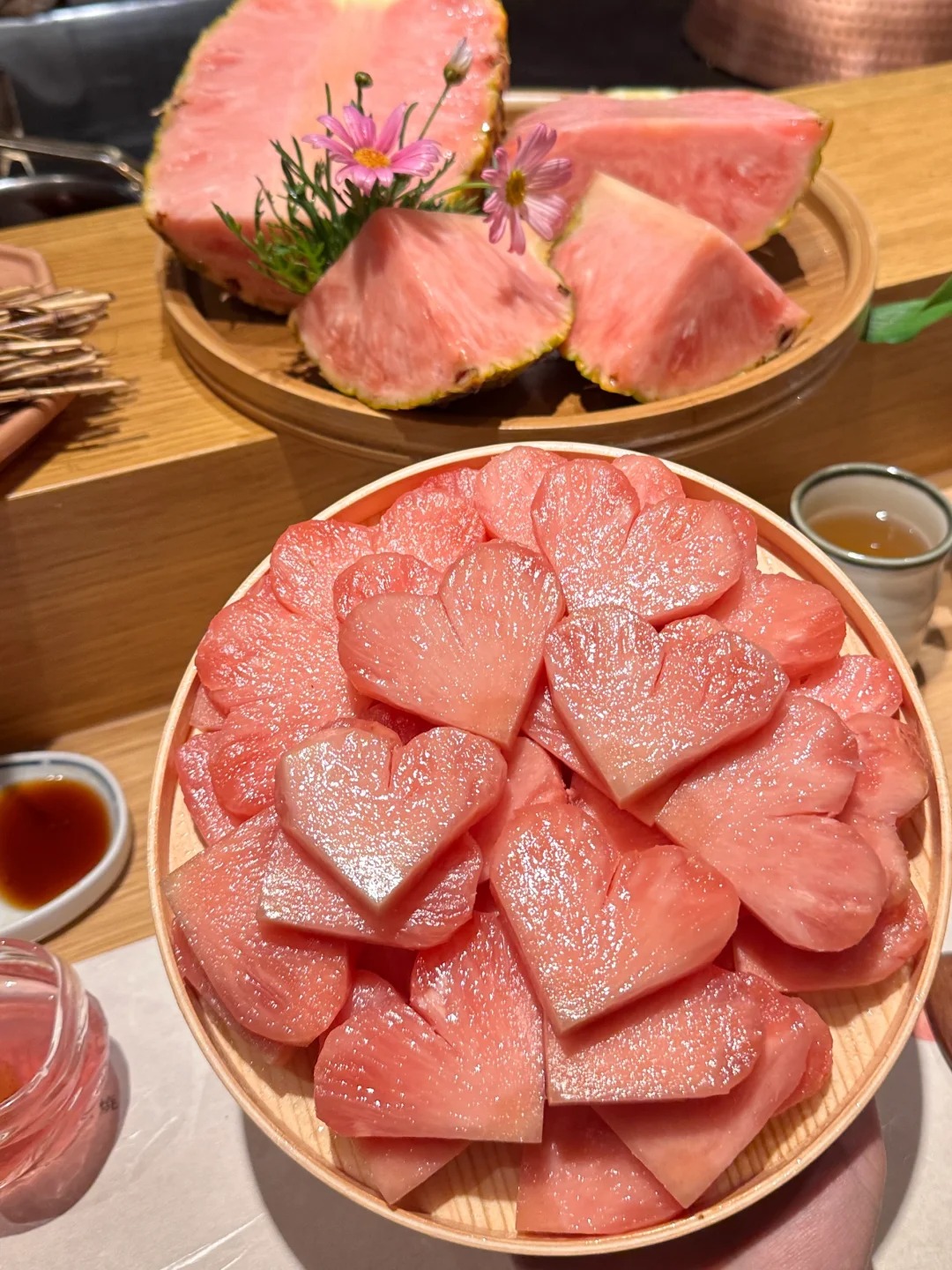 Cư d&acirc;n mạng xứ Trung đang ph&aacute;t cuồng với dứa ruột hồng "b&aacute;nh b&egrave;o": Quả xịn h&eacute;t gi&aacute; gần 3 triệu đồng, đ&aacute;ng tiền hay chỉ l&agrave; m&aacute;c "thuế IQ"?- Ảnh 4.