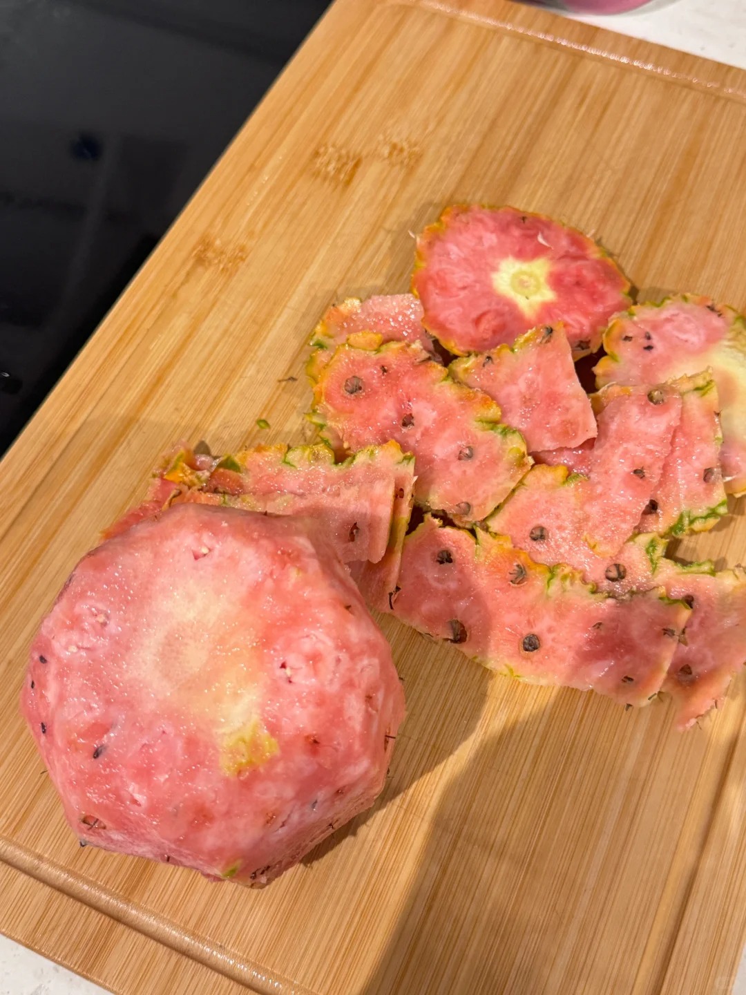 Cư d&acirc;n mạng xứ Trung đang ph&aacute;t cuồng với dứa ruột hồng "b&aacute;nh b&egrave;o": Quả xịn h&eacute;t gi&aacute; gần 3 triệu đồng, đ&aacute;ng tiền hay chỉ l&agrave; m&aacute;c "thuế IQ"?- Ảnh 15.