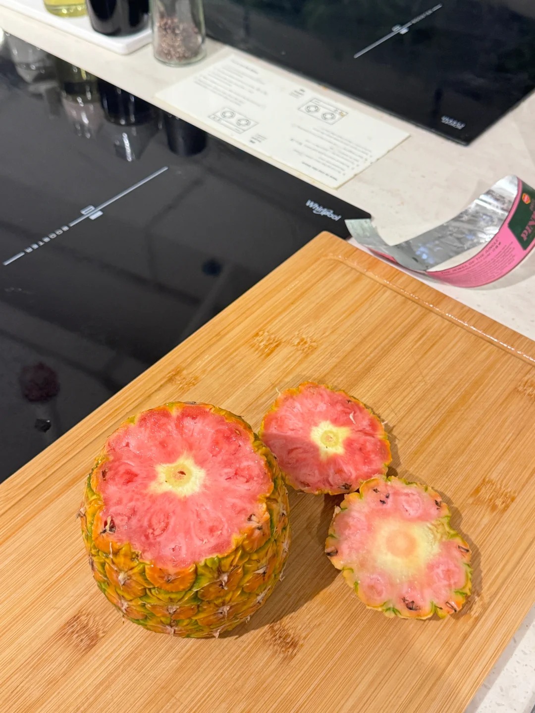 Cư d&acirc;n mạng xứ Trung đang ph&aacute;t cuồng với dứa ruột hồng "b&aacute;nh b&egrave;o": Quả xịn h&eacute;t gi&aacute; gần 3 triệu đồng, đ&aacute;ng tiền hay chỉ l&agrave; m&aacute;c "thuế IQ"?- Ảnh 17.