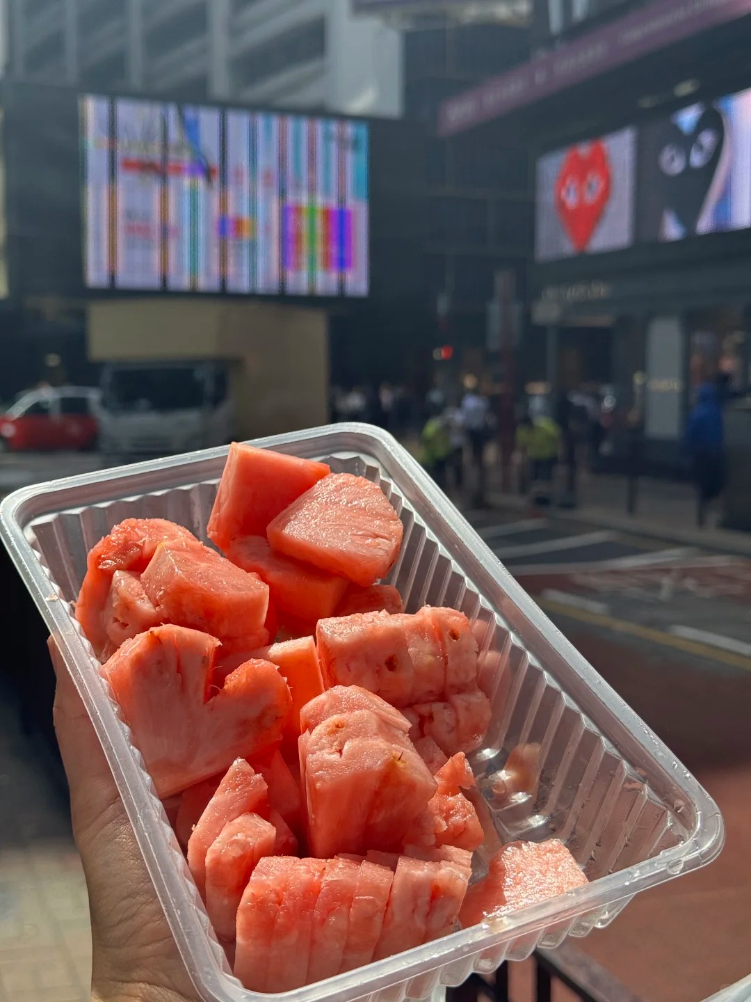 Cư d&acirc;n mạng xứ Trung đang ph&aacute;t cuồng với dứa ruột hồng "b&aacute;nh b&egrave;o": Quả xịn h&eacute;t gi&aacute; gần 3 triệu đồng, đ&aacute;ng tiền hay chỉ l&agrave; m&aacute;c "thuế IQ"?- Ảnh 18.