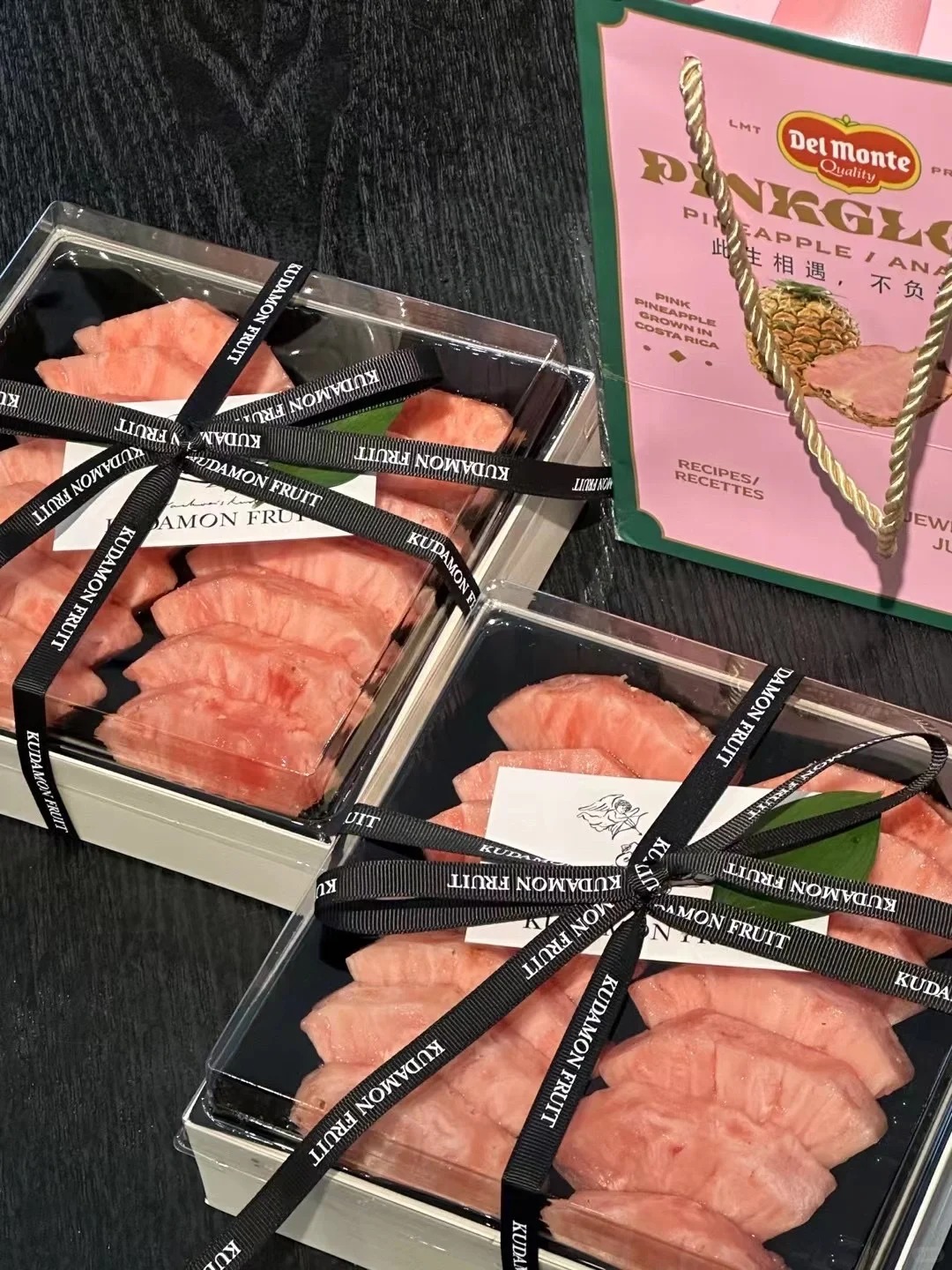 Cư d&acirc;n mạng xứ Trung đang ph&aacute;t cuồng với dứa ruột hồng "b&aacute;nh b&egrave;o": Quả xịn h&eacute;t gi&aacute; gần 3 triệu đồng, đ&aacute;ng tiền hay chỉ l&agrave; m&aacute;c "thuế IQ"?- Ảnh 2.