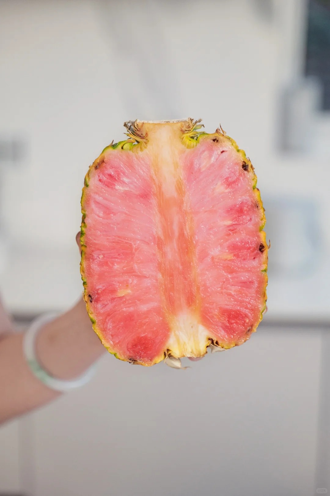 Cư d&acirc;n mạng xứ Trung đang ph&aacute;t cuồng với dứa ruột hồng "b&aacute;nh b&egrave;o": Quả xịn h&eacute;t gi&aacute; gần 3 triệu đồng, đ&aacute;ng tiền hay chỉ l&agrave; m&aacute;c "thuế IQ"?- Ảnh 9.