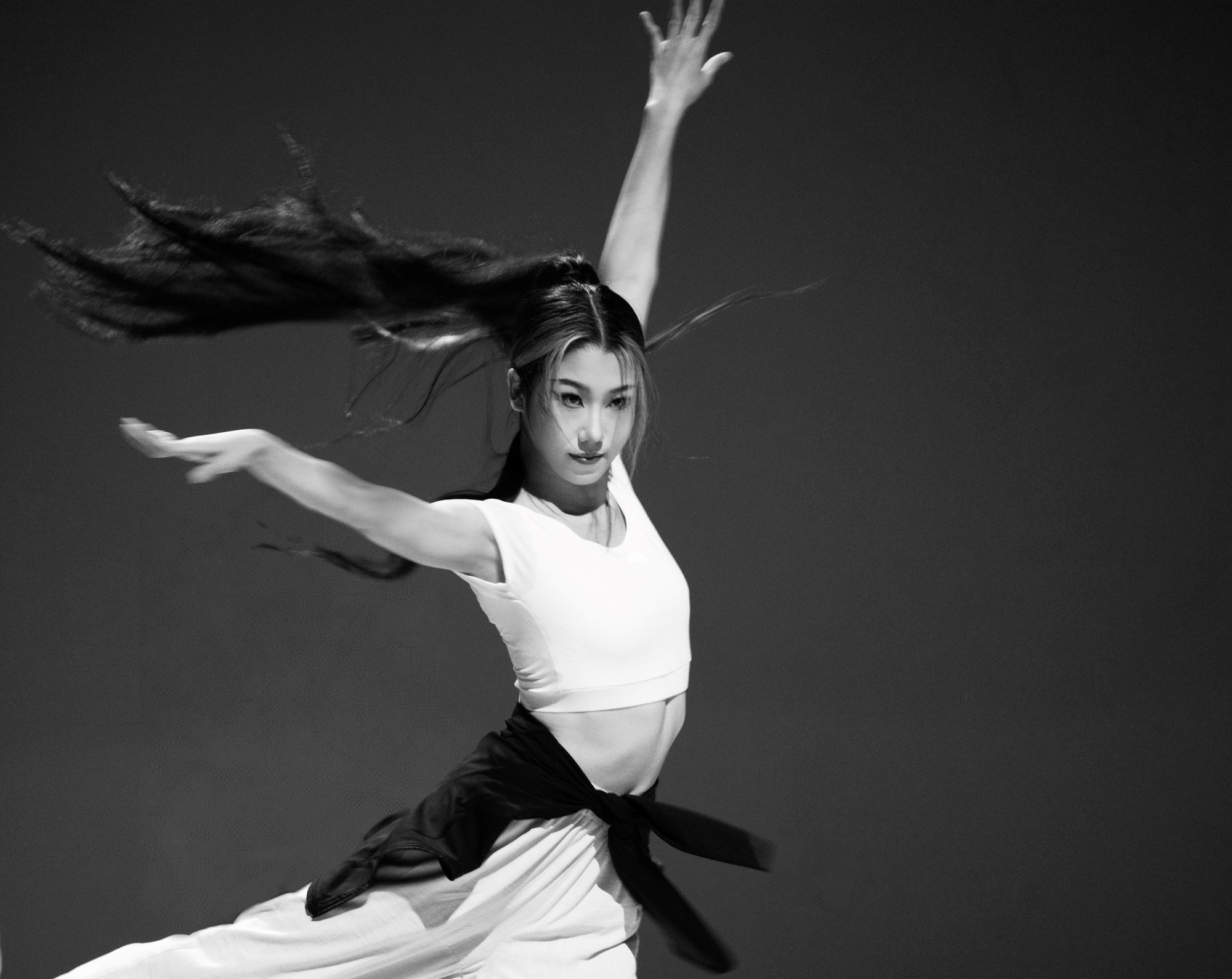 Kh&ocirc;ng chỉ c&oacute; "Chim c&ocirc;ng" Dương Lệ B&igrave;nh, mỹ nh&acirc;n n&agrave;y c&ograve;n khiến hội "tiền đ&igrave;nh" kinh h&atilde;i v&igrave; đứng xoay tr&ograve;n suốt 3 tiếng: Profile đỉnh ch&oacute;p cỡ n&agrave;o?- Ảnh 3.