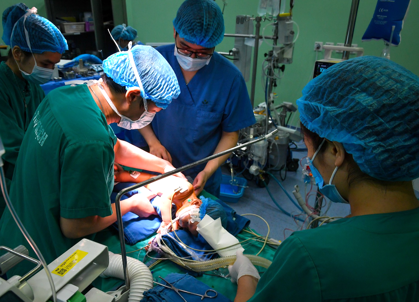 Phẫu thuật tim bẩm sinh tại Việt Nam chỉ bằng 1/10 Mỹ- Ảnh 1.