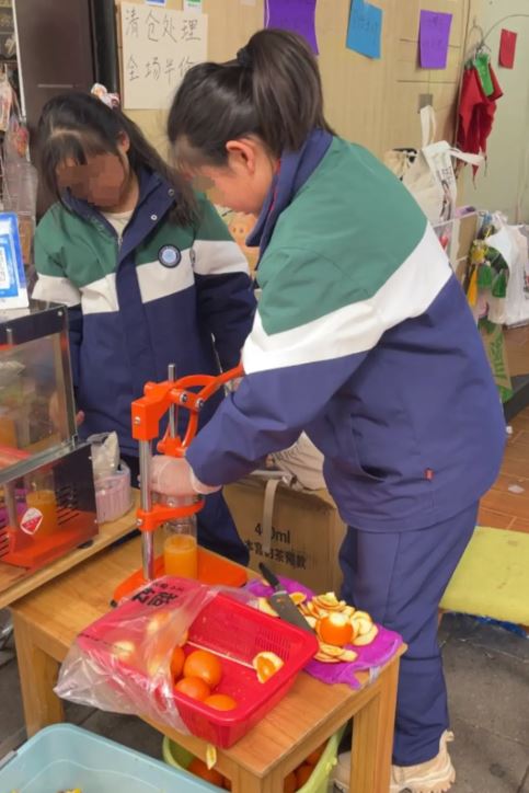 Thấy tiền l&igrave; x&igrave; gửi ng&acirc;n h&agrave;ng l&atilde;i qu&aacute; thấp, b&eacute; g&aacute;i 12 tuổi mở cửa h&agrave;ng văn ph&ograve;ng phẩm rồi thu&ecirc; mẹ l&agrave;m nh&acirc;n vi&ecirc;n, trả lương 350 ngh&igrave;n/ng&agrave;y- Ảnh 2.