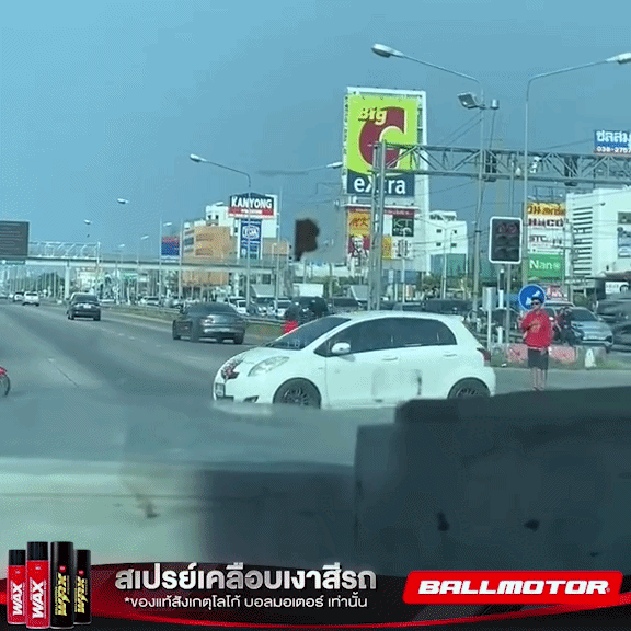 Giận bạn trai, c&ocirc; g&aacute;i ngồi "ăn vạ" ở giữa đường, chuyện xảy ra sau đ&oacute; v&agrave;i gi&acirc;y khiến ai cũng phẫn nộ- Ảnh 1.