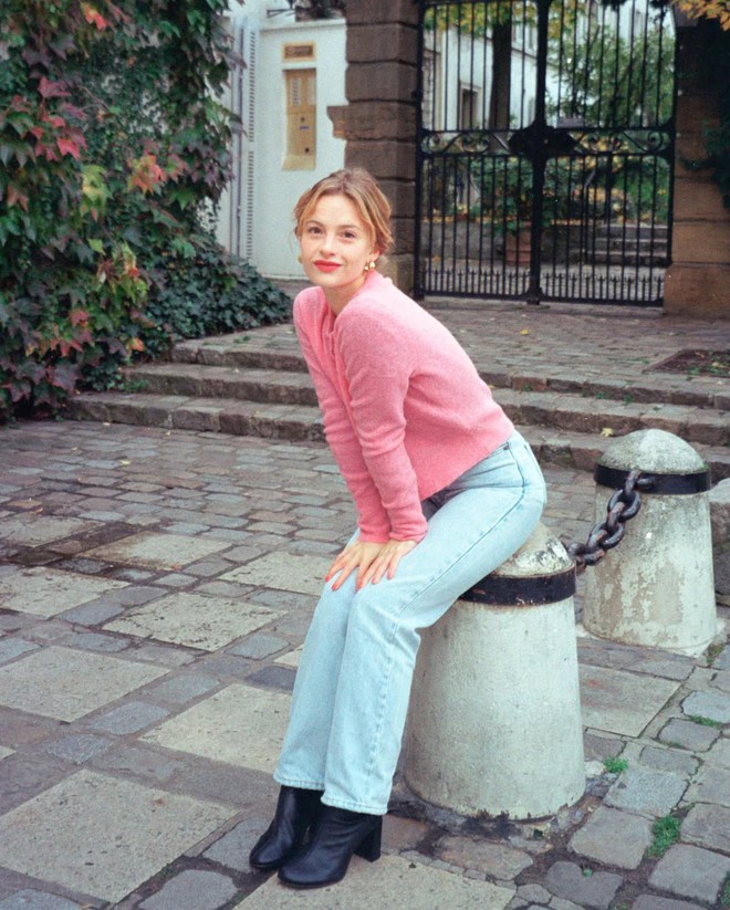 Giữa biển người ch&acirc;u &Acirc;u cao chuẩn mẫu, c&ocirc; n&agrave;ng Paris chỉ cao 1m55 vẫn chiếm spotlight: Mặc đẹp qu&ecirc;n sầu, gần 600.000 người ấn follow- Ảnh 5.