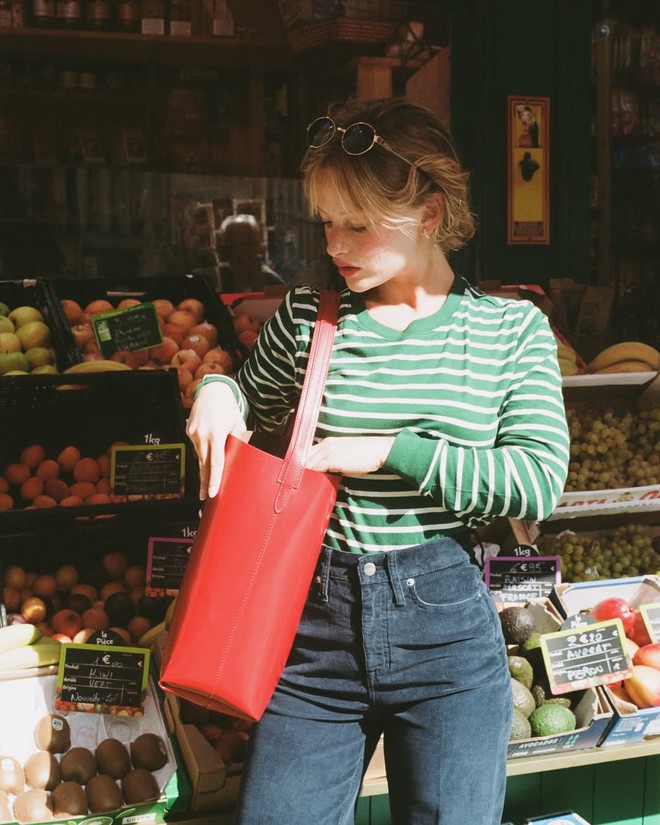 Giữa biển người ch&acirc;u &Acirc;u cao chuẩn mẫu, c&ocirc; n&agrave;ng Paris chỉ cao 1m55 vẫn chiếm spotlight: Mặc đẹp qu&ecirc;n sầu, gần 600.000 người ấn follow- Ảnh 22.