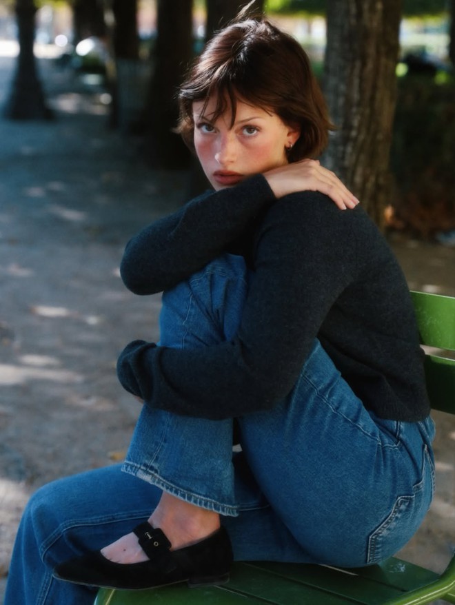 Giữa biển người ch&acirc;u &Acirc;u cao chuẩn mẫu, c&ocirc; n&agrave;ng Paris chỉ cao 1m55 vẫn chiếm spotlight: Mặc đẹp qu&ecirc;n sầu, gần 600.000 người ấn follow- Ảnh 6.