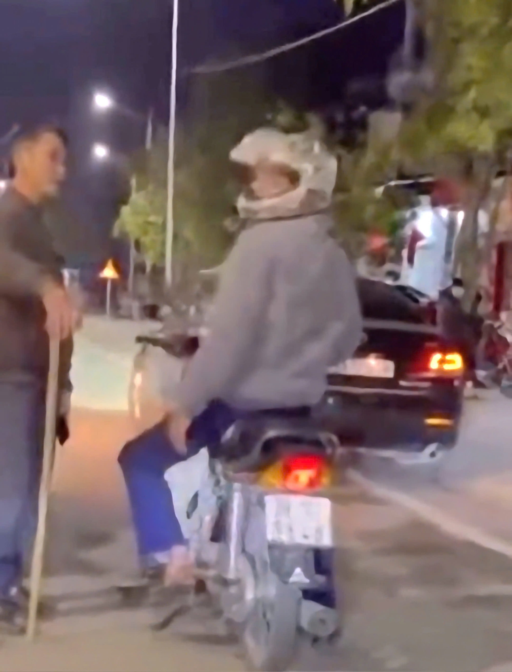 Gi&aacute;m đốc doanh nghiệp ngang nhi&ecirc;n dừng xe giữa đường, d&ugrave;ng gậy &ldquo;t&aacute;c động&rdquo; v&agrave;o ch&acirc;n người đi xe m&aacute;y- Ảnh 2.