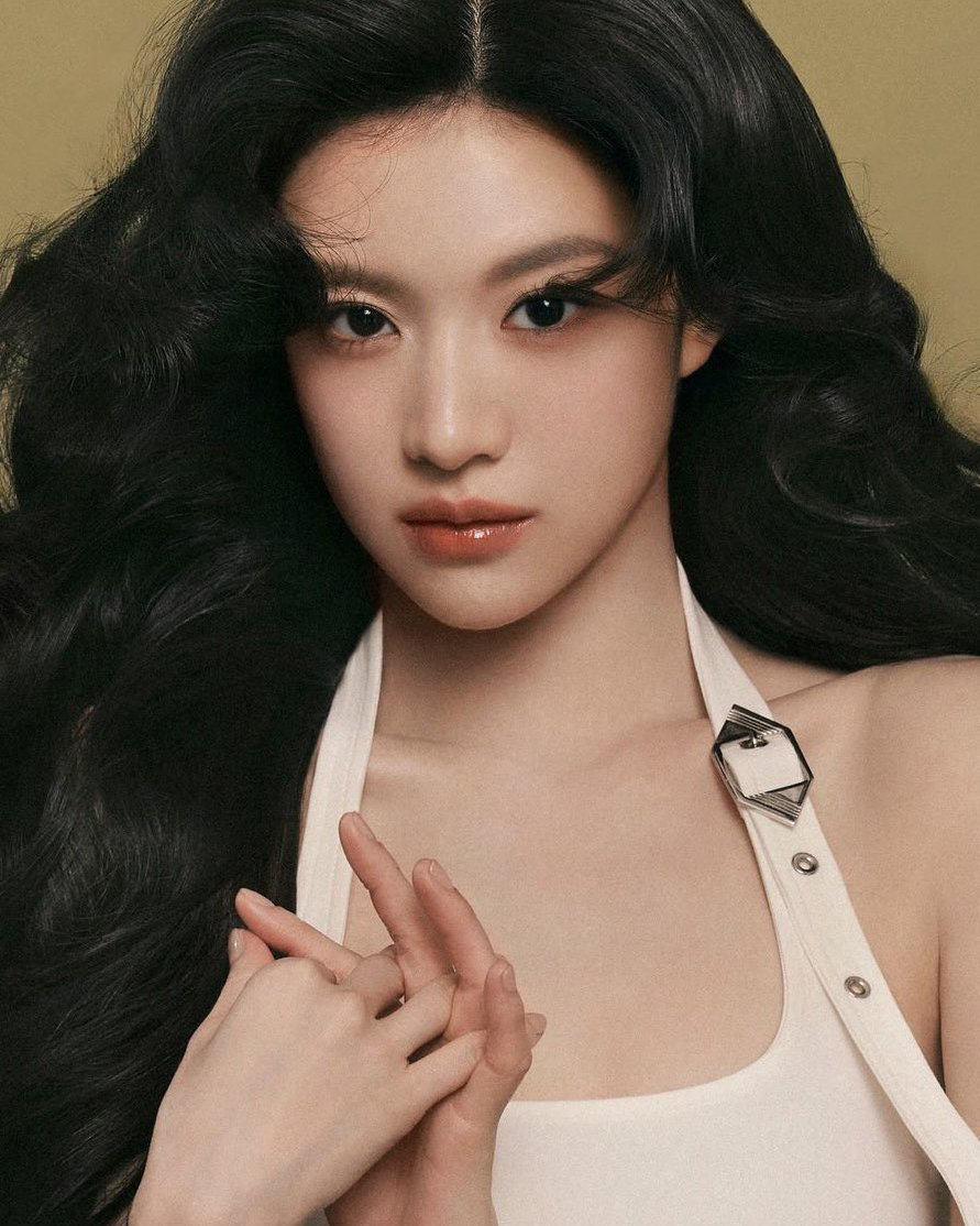 &ldquo;Nữ thần dao k&eacute;o đẹp hơn Song Hye Kyo&rdquo; g&acirc;y b&agrave;n t&aacute;n v&igrave; quấn chăn ở Paris Fashion Week- Ảnh 4.